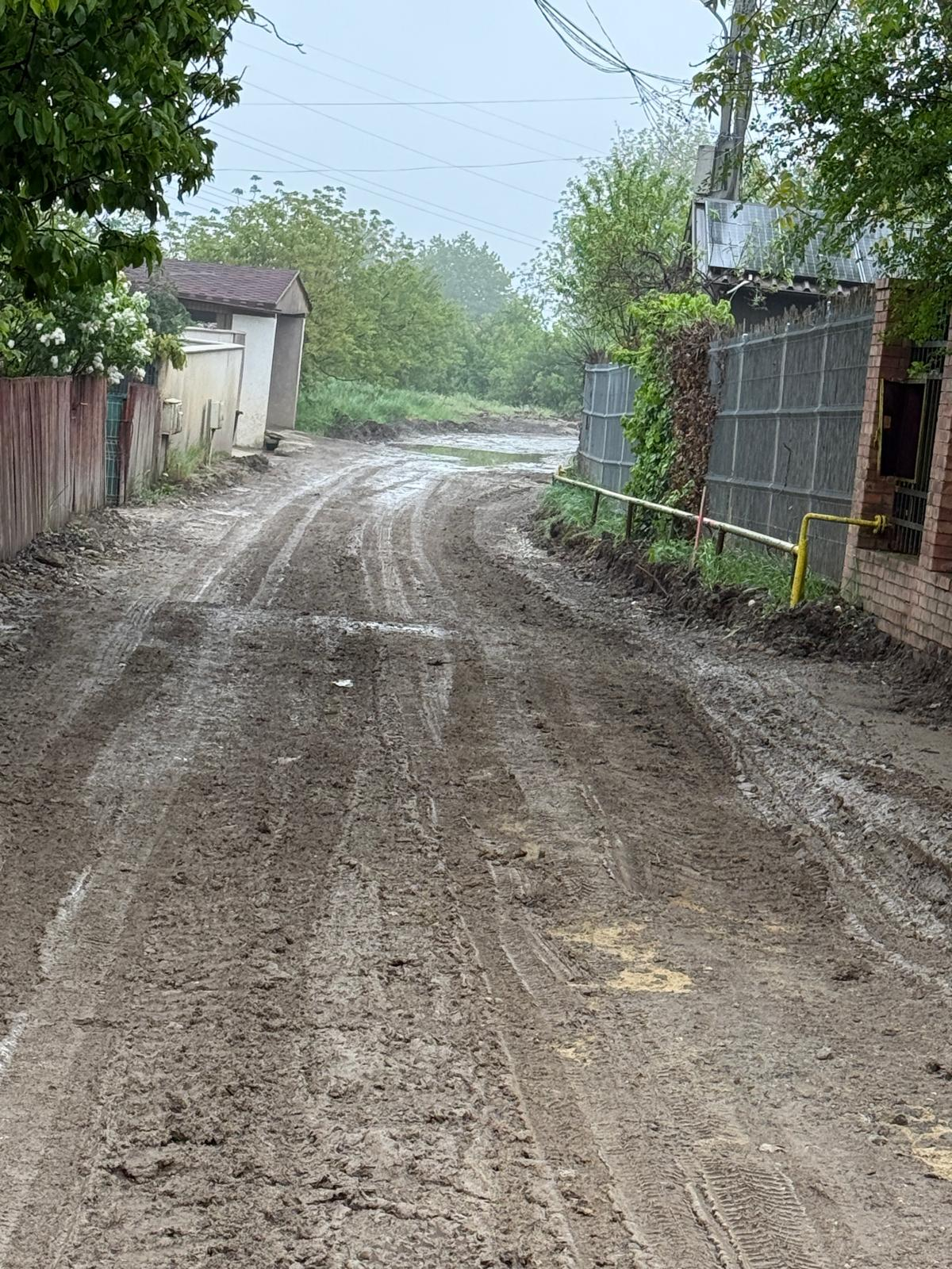 GALERIE FOTO --Strada Podișului, uitată în noroi. 20 de ani fără asfalt