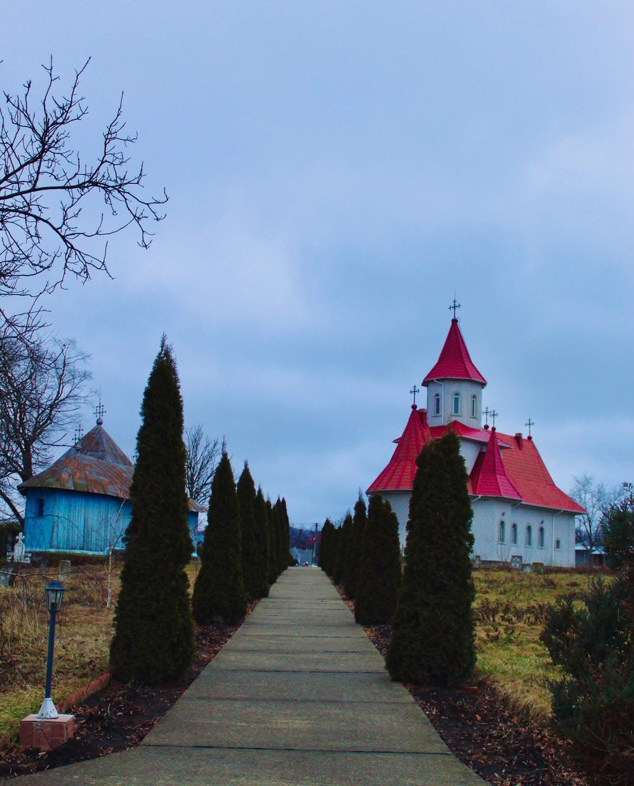 GALERIE FOTO -- Un parc nou pentru copiii din Frenciugi, lângă biserica satului