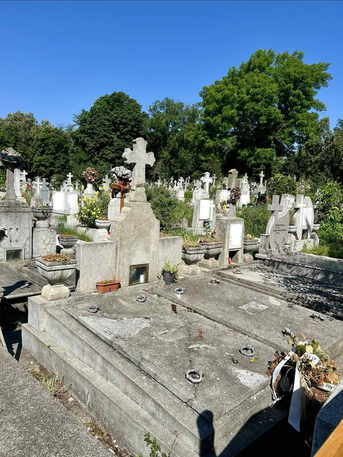 Vand Loc de Veci cu 2 Cavouri in Cimitirul Eternitatea