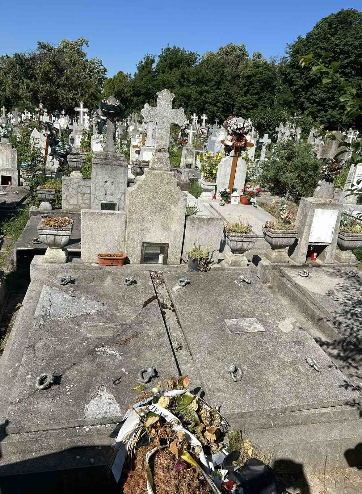 Vand Loc de Veci cu 2 Cavouri in Cimitirul Eternitatea
