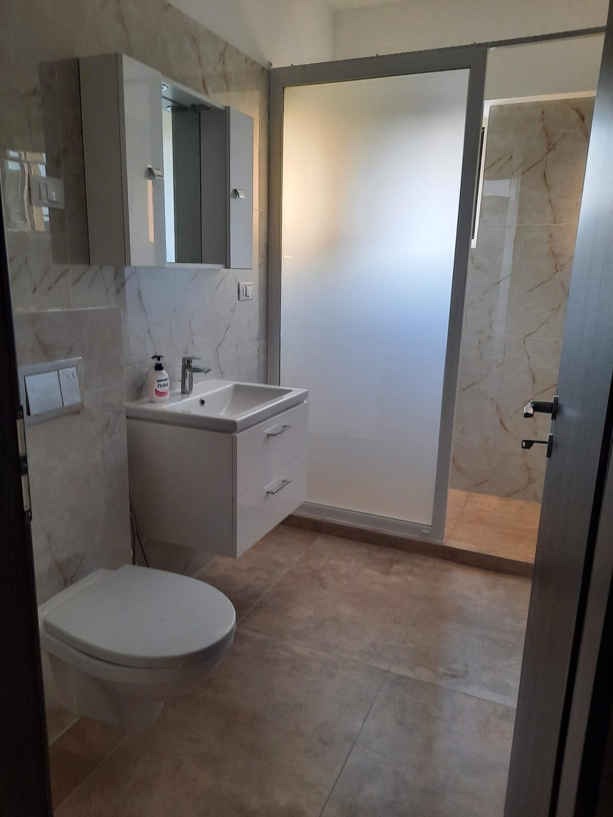 Închiriez apartament cu 2 camere 