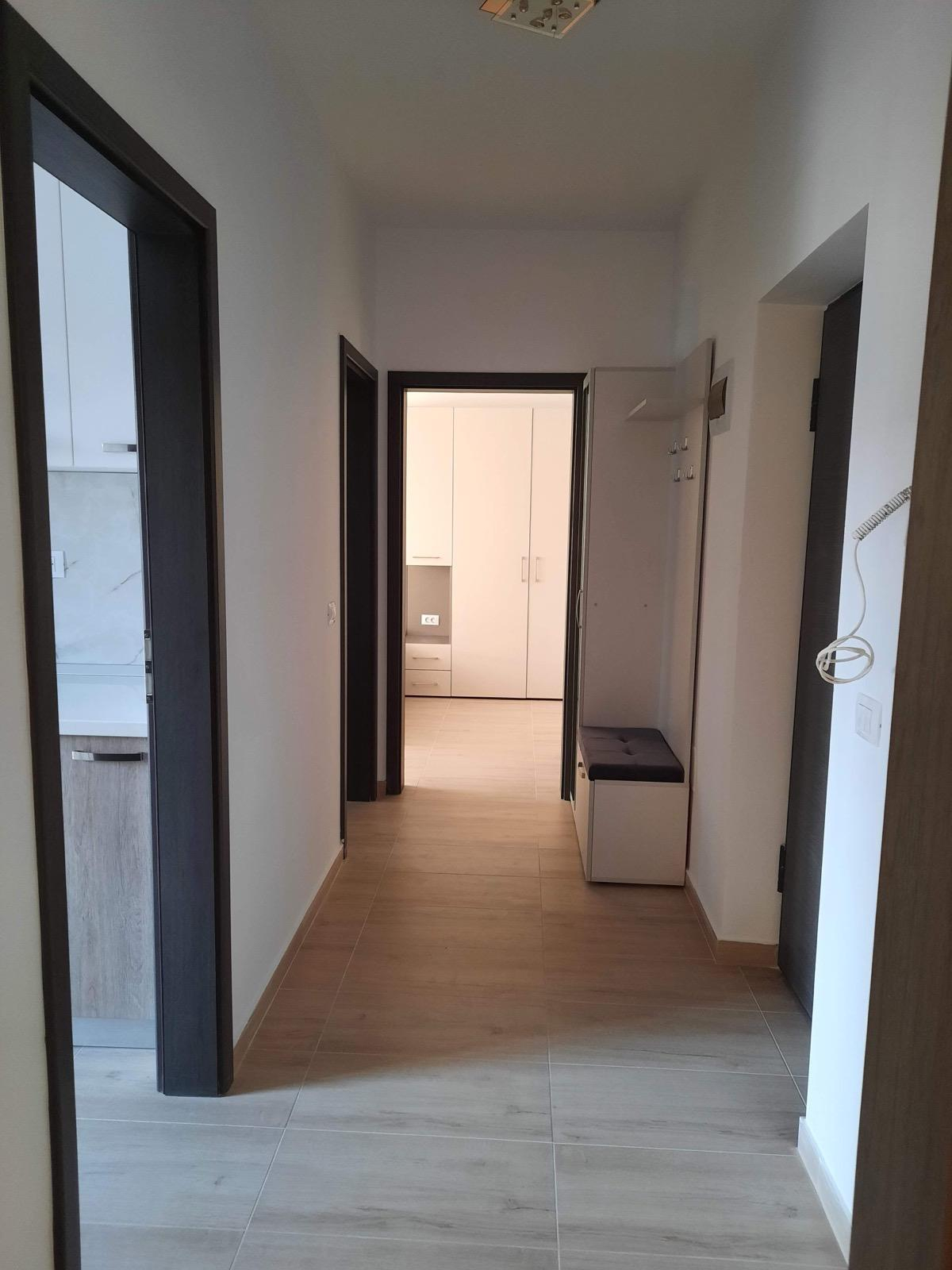 Închiriez apartament cu 2 camere 