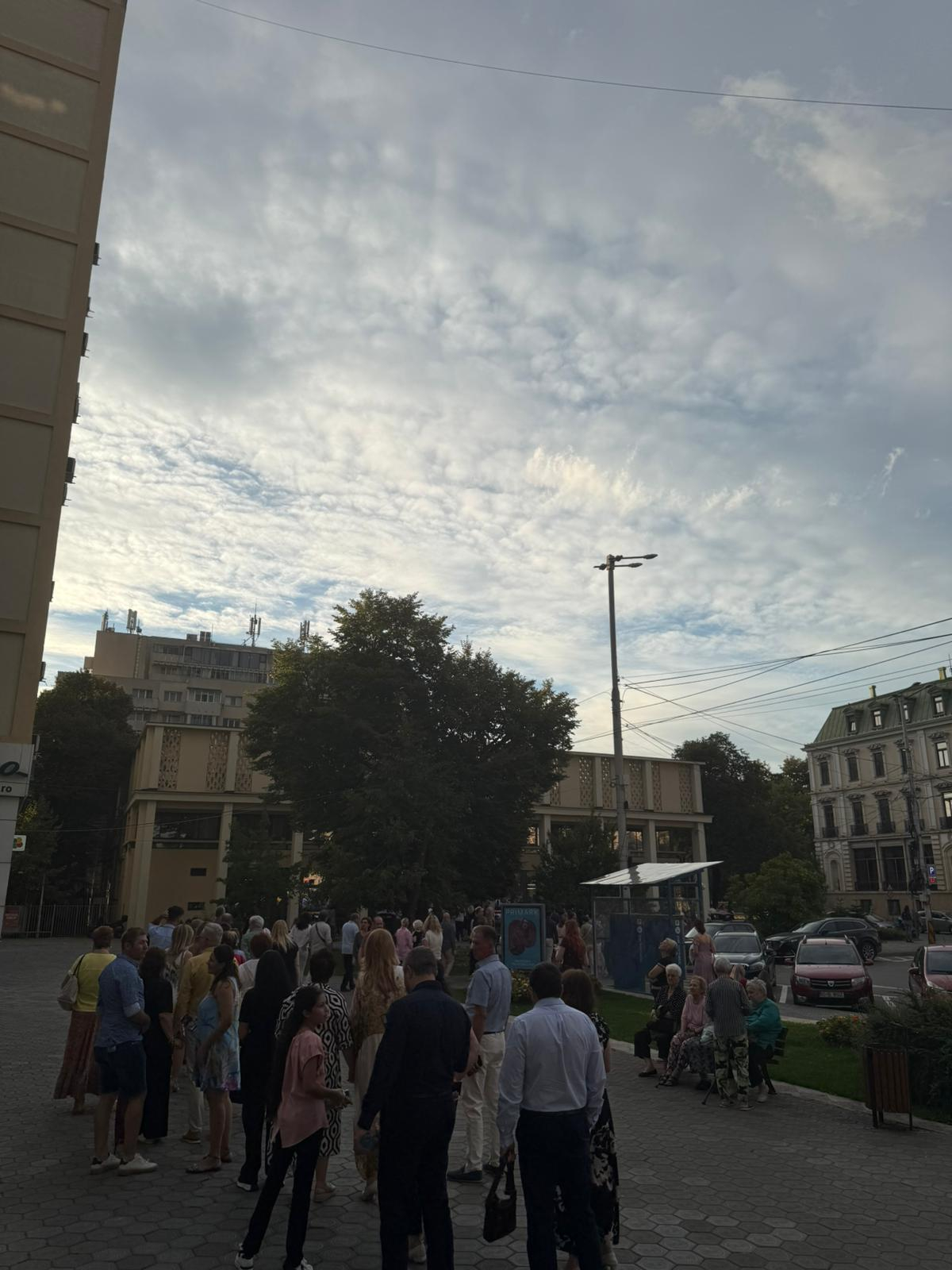 Coadă uriașă la Victoria. „Napoleon era fată”, premieră sold-out