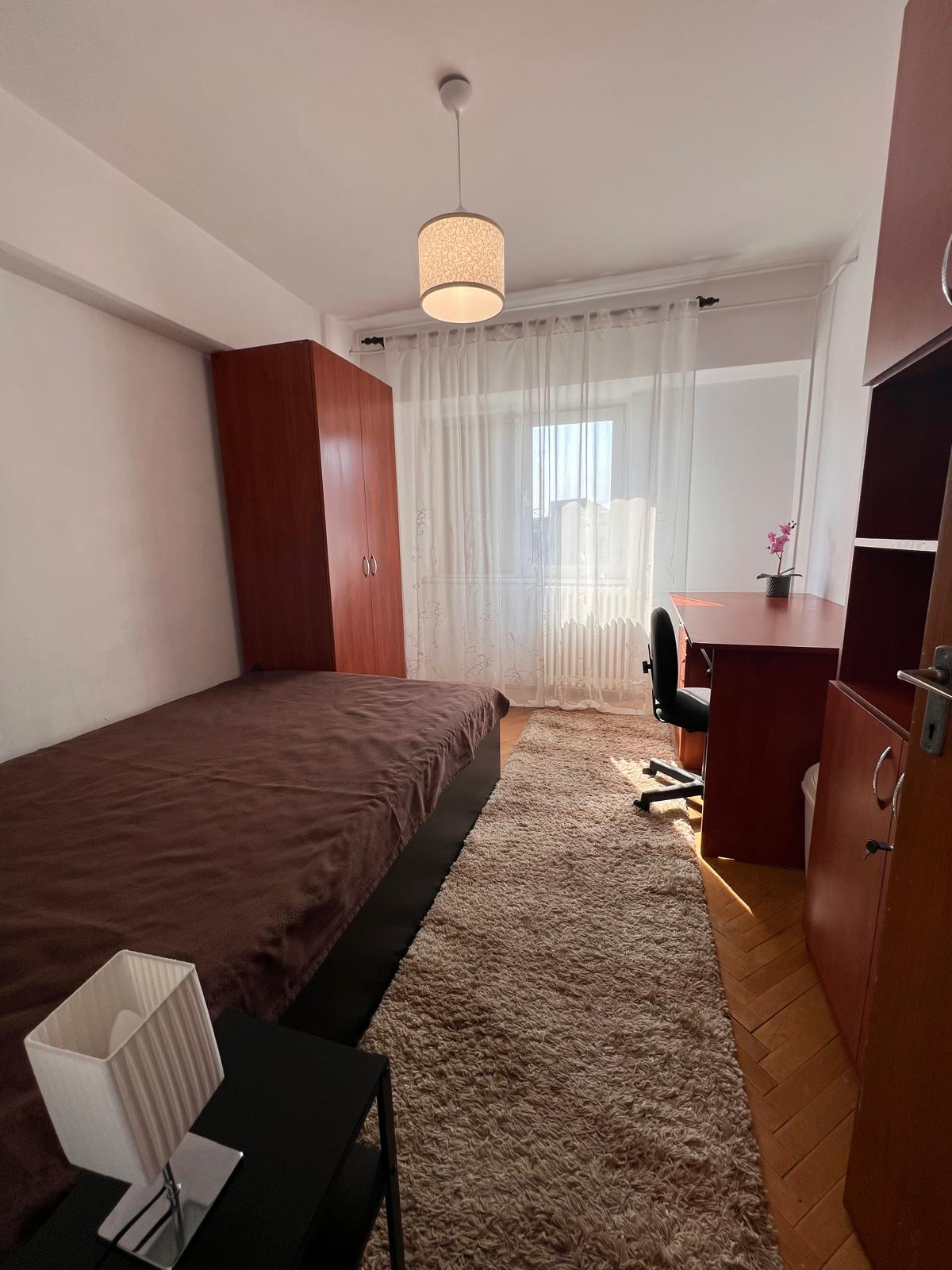 Proprietar – Centrul Civic, Hala Centrală, 4 camere, 600 EUR