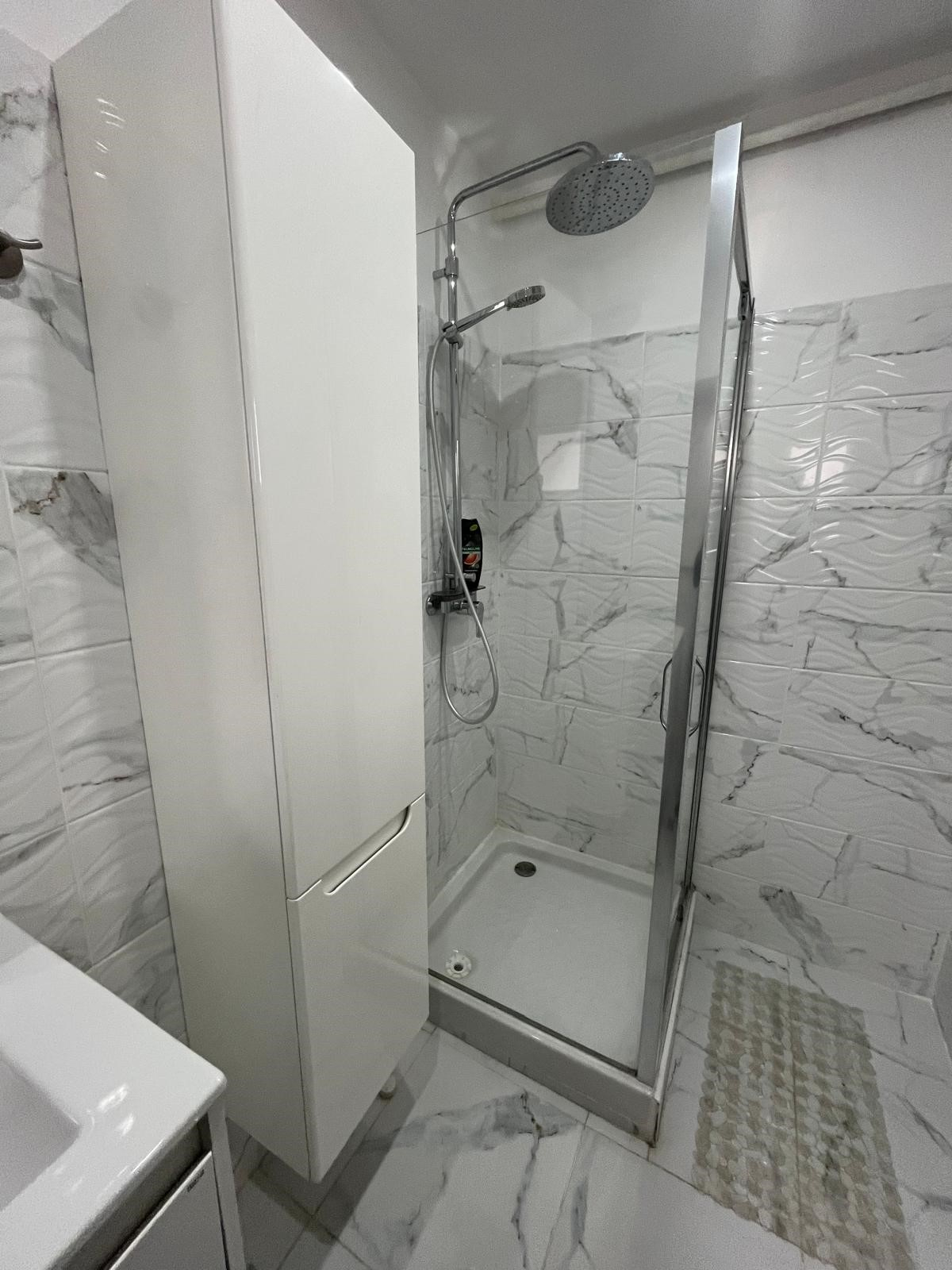 Inchriez garsoniera mare renovată lux foarte pațioasă  Centru