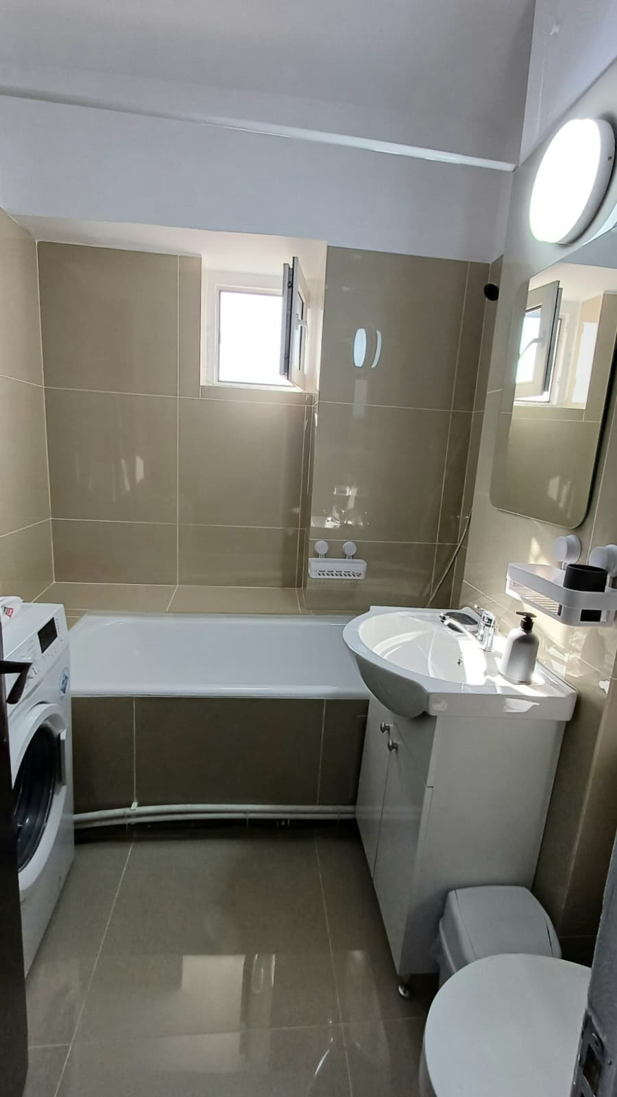 PROPRIETAR-inchiriez ap.3 camere, zona centrala