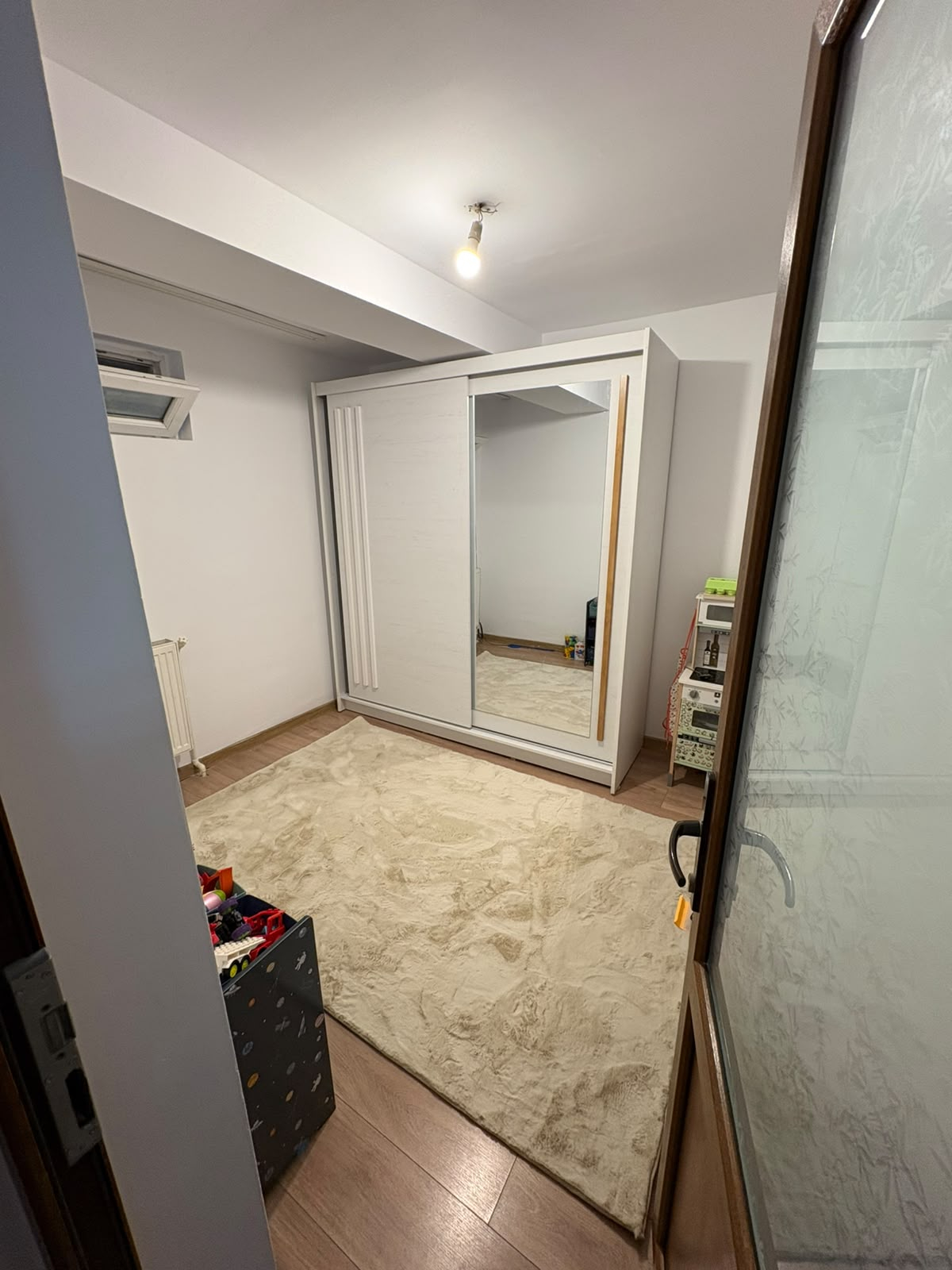 OCAZIE!Vand apart 2 camere,D ,60 MP, BLOC NOU,LUX ,mobilat si utilat in Visani+loc de parcare