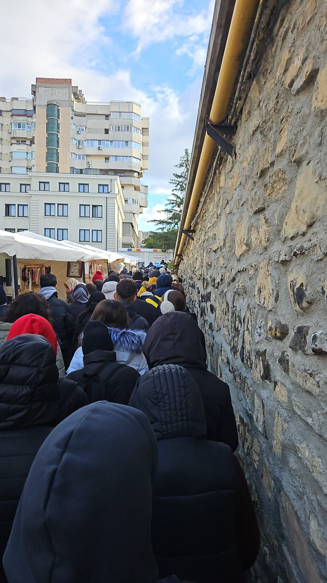 FOTO -- Timpul credinței. „Am stat peste 14 ore la rând, iar Cerul m-a ținut de mână”