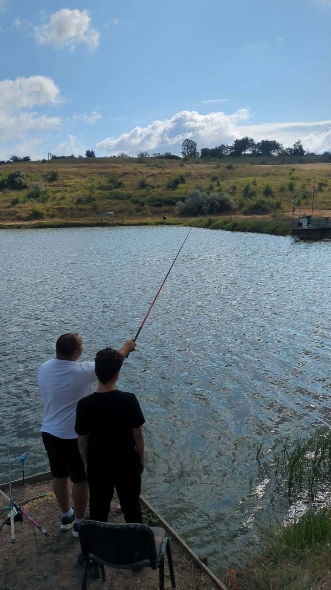 Premieră pe iaz. Școală de pescuit pentru copii la Moimești