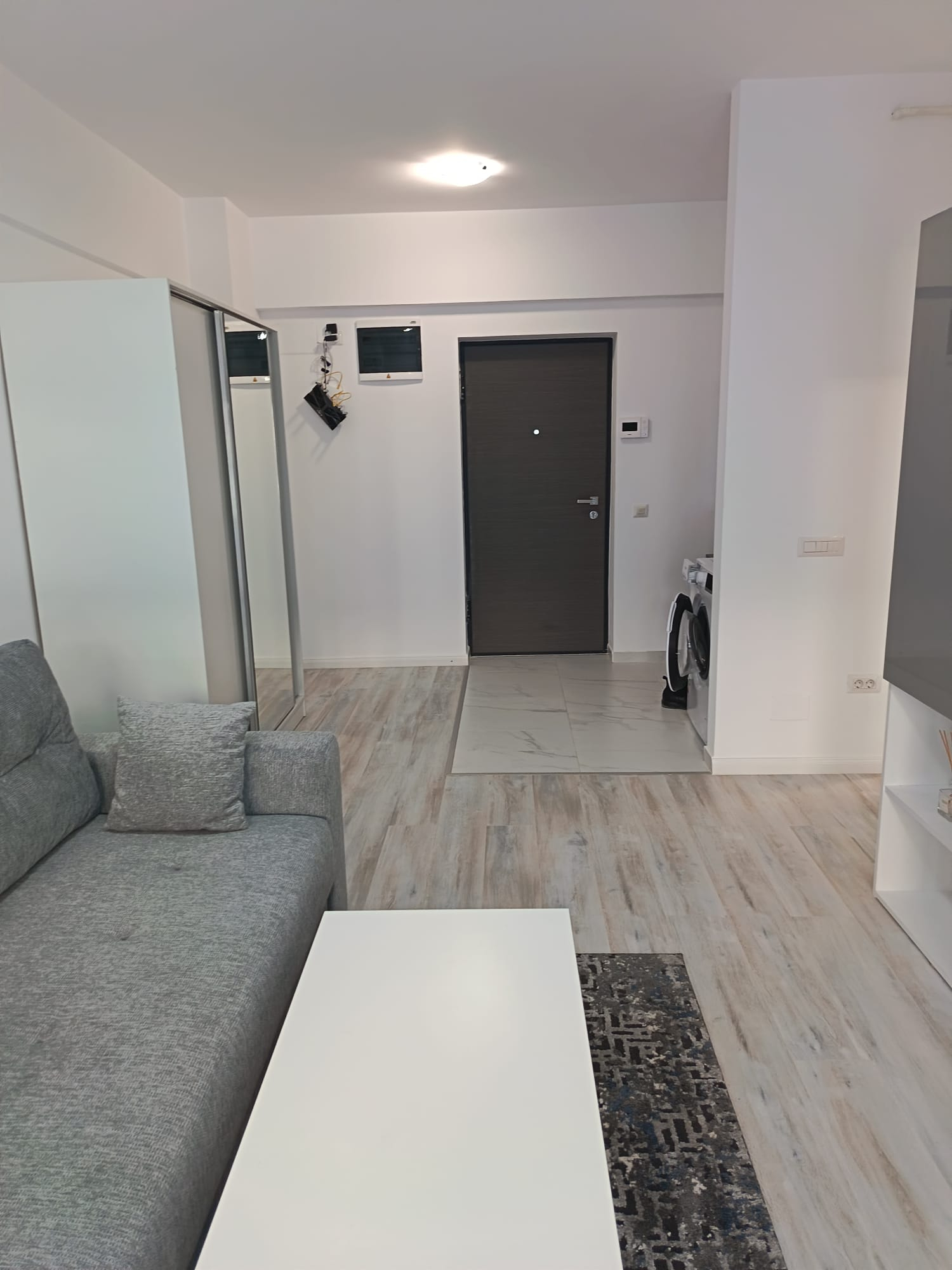 ÎNCHIRIEZ APARTAMENT CU O CAMERĂ - 37 mp - bloc nou - zona Piața Nicolina