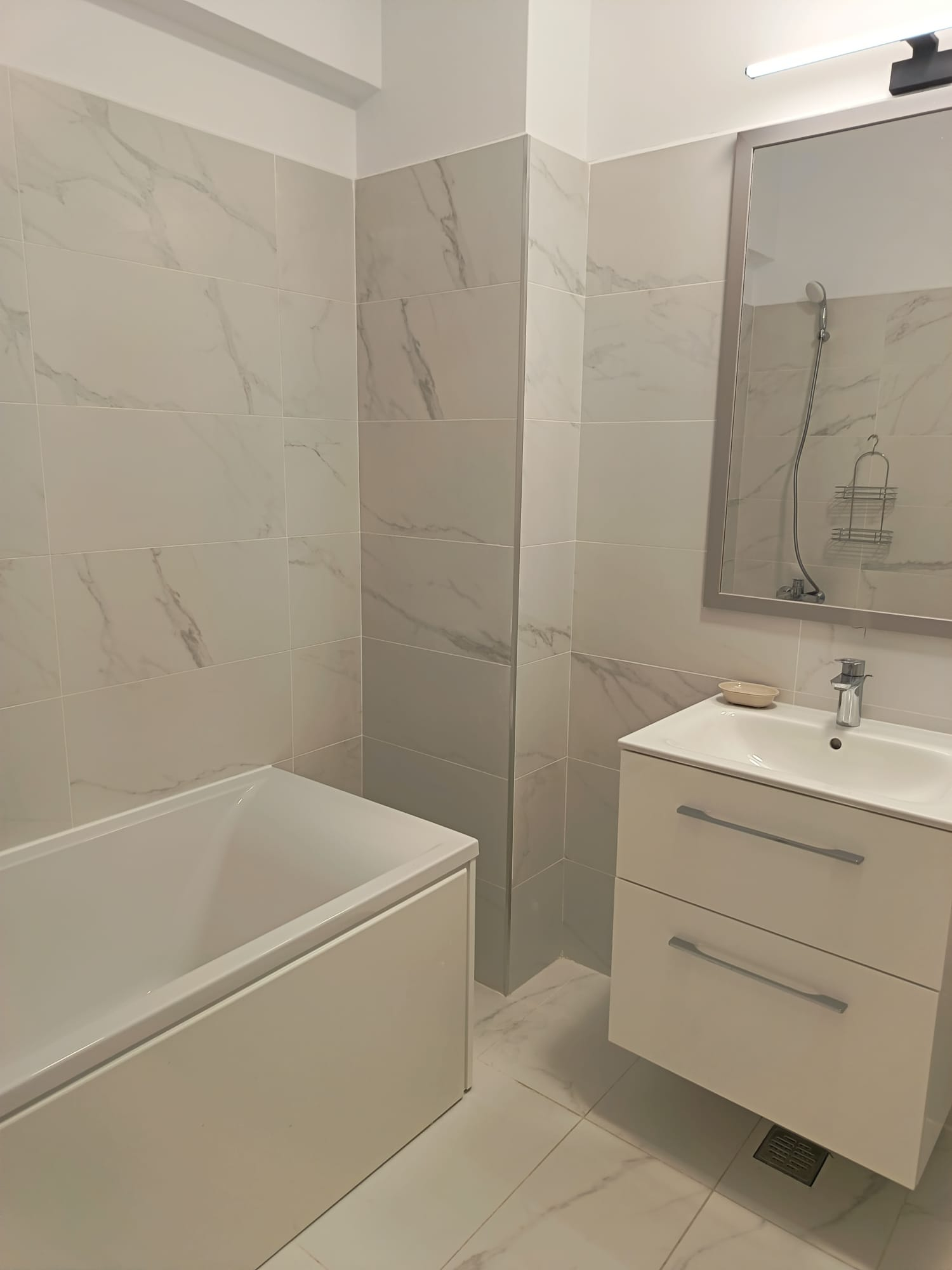 ÎNCHIRIEZ APARTAMENT CU O CAMERĂ - 37 mp - bloc nou - zona Piața Nicolina