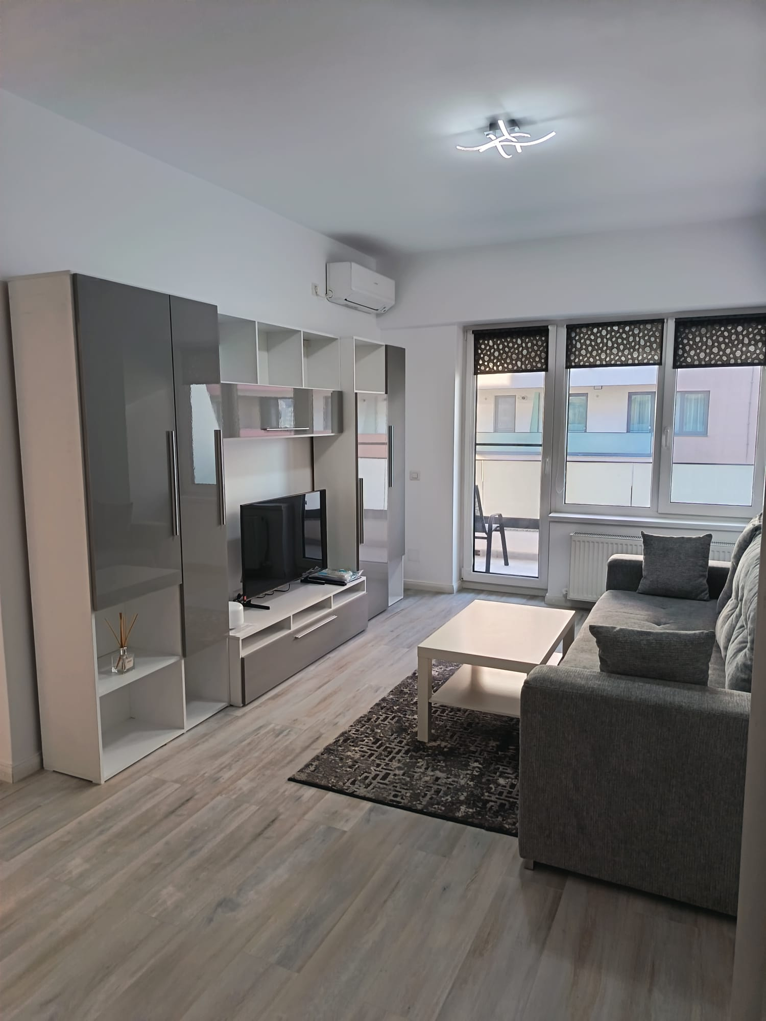 ÎNCHIRIEZ APARTAMENT CU O CAMERĂ - 37 mp - bloc nou - zona Piața Nicolina