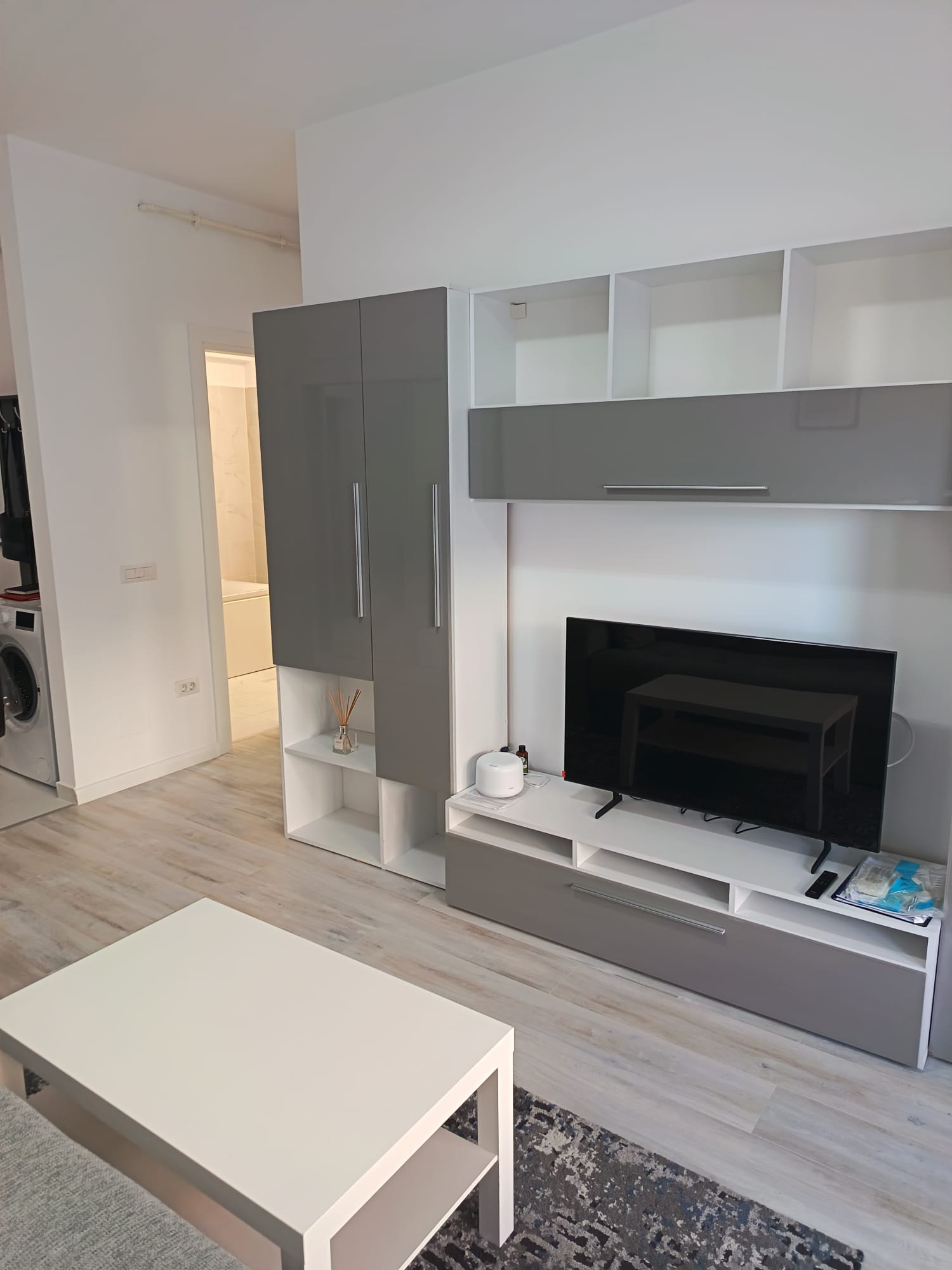 ÎNCHIRIEZ APARTAMENT CU O CAMERĂ - 37 mp - bloc nou - zona Piața Nicolina