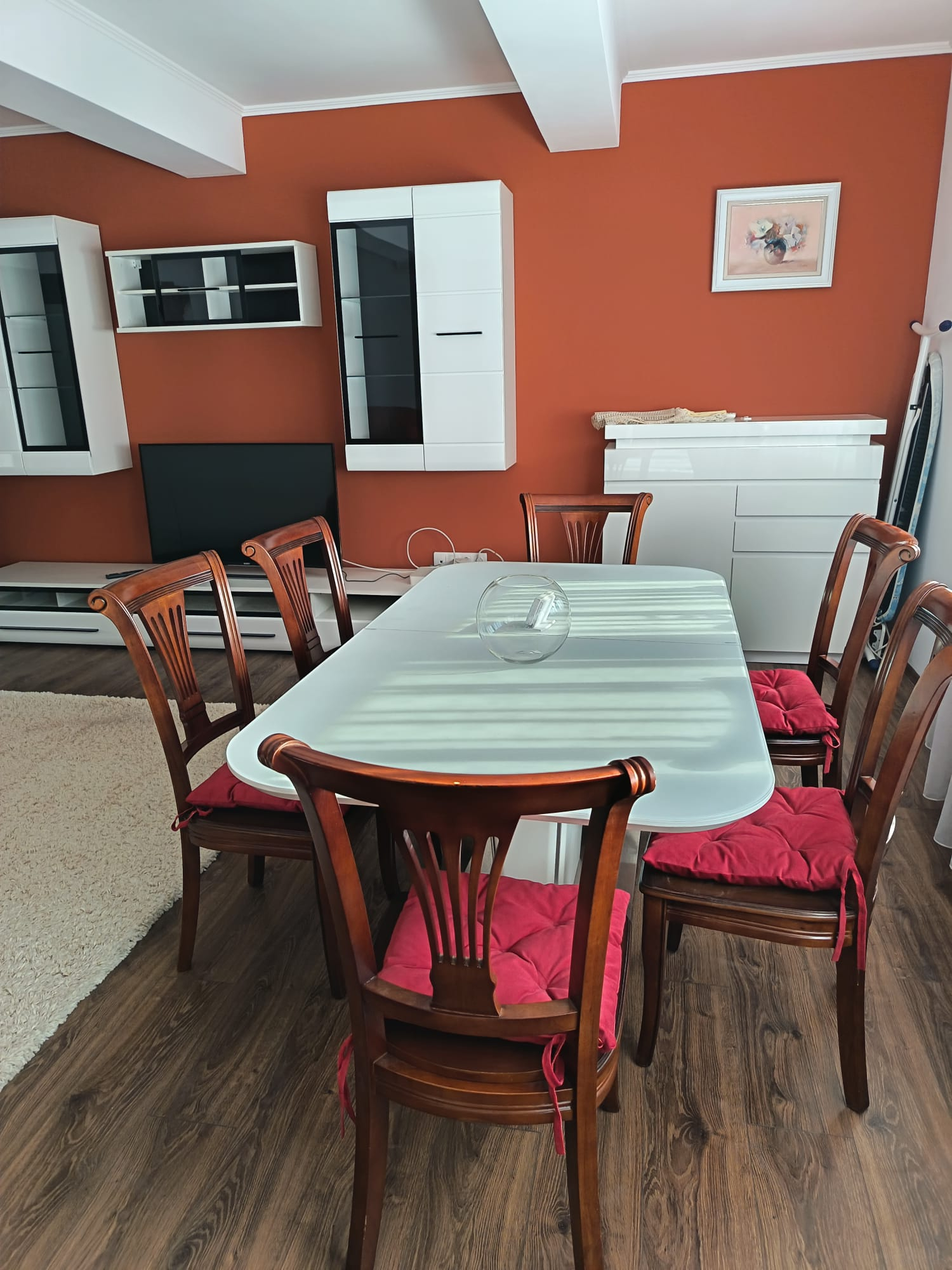 ÎNCHIRIEZ APARTAMENT CU 2 CAMERE - LUX - TÂRGU CUCU - BLOC NOU