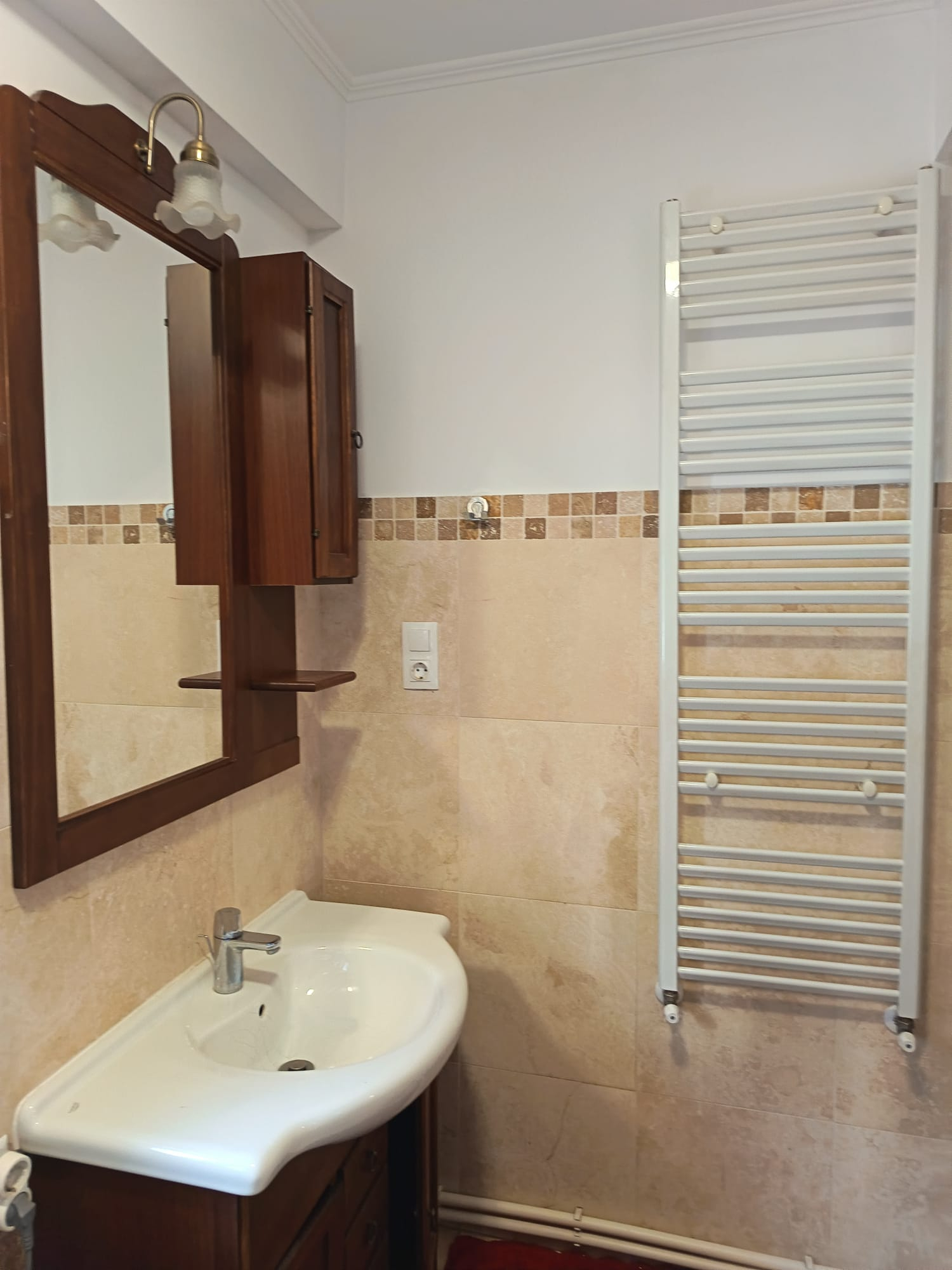 ÎNCHIRIEZ APARTAMENT CU 2 CAMERE - LUX - TÂRGU CUCU - BLOC NOU