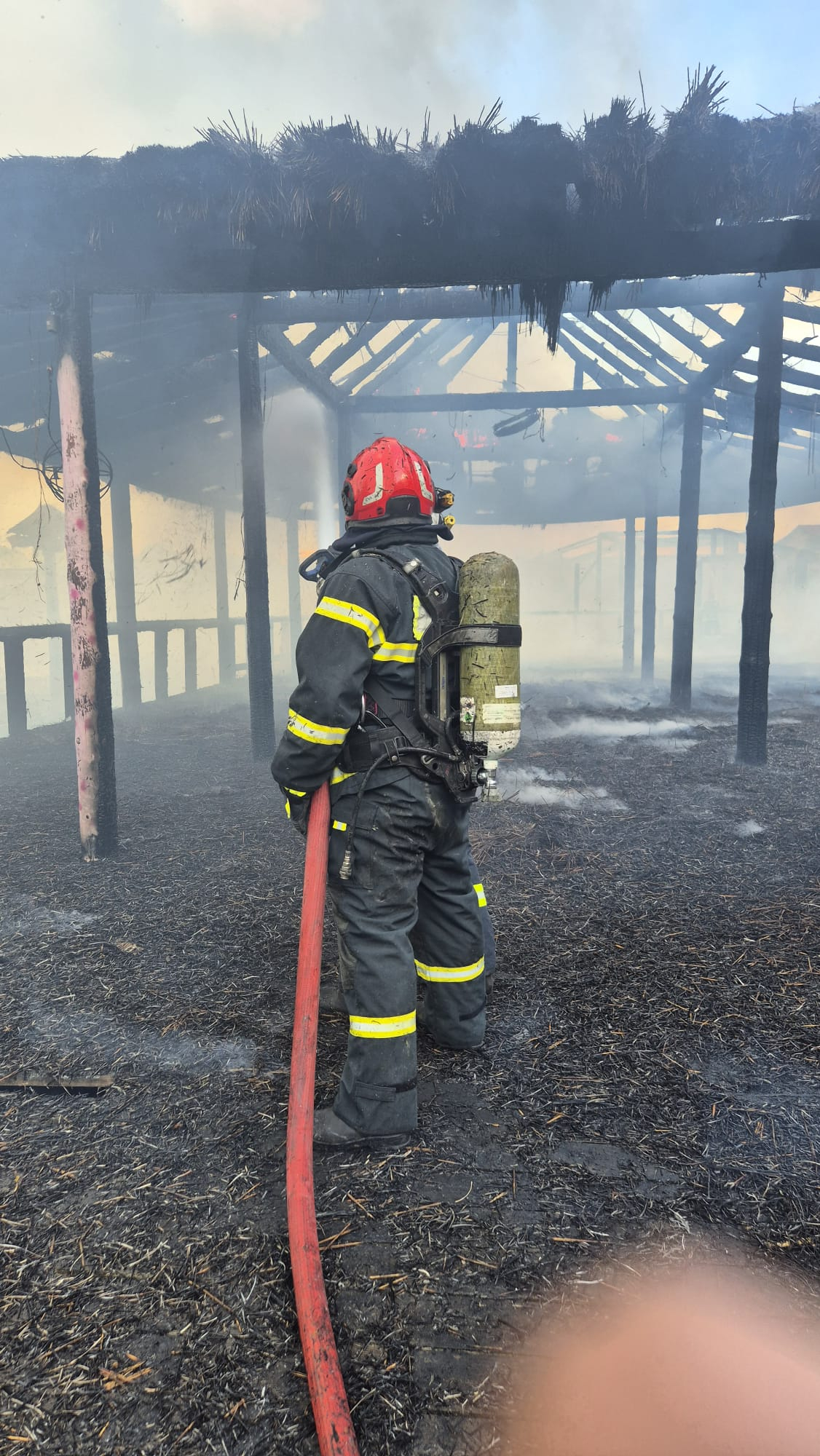 Flăcări uriașe la Tiki Village! Complexul de agrement de la Ciric, cuprins de incendiu