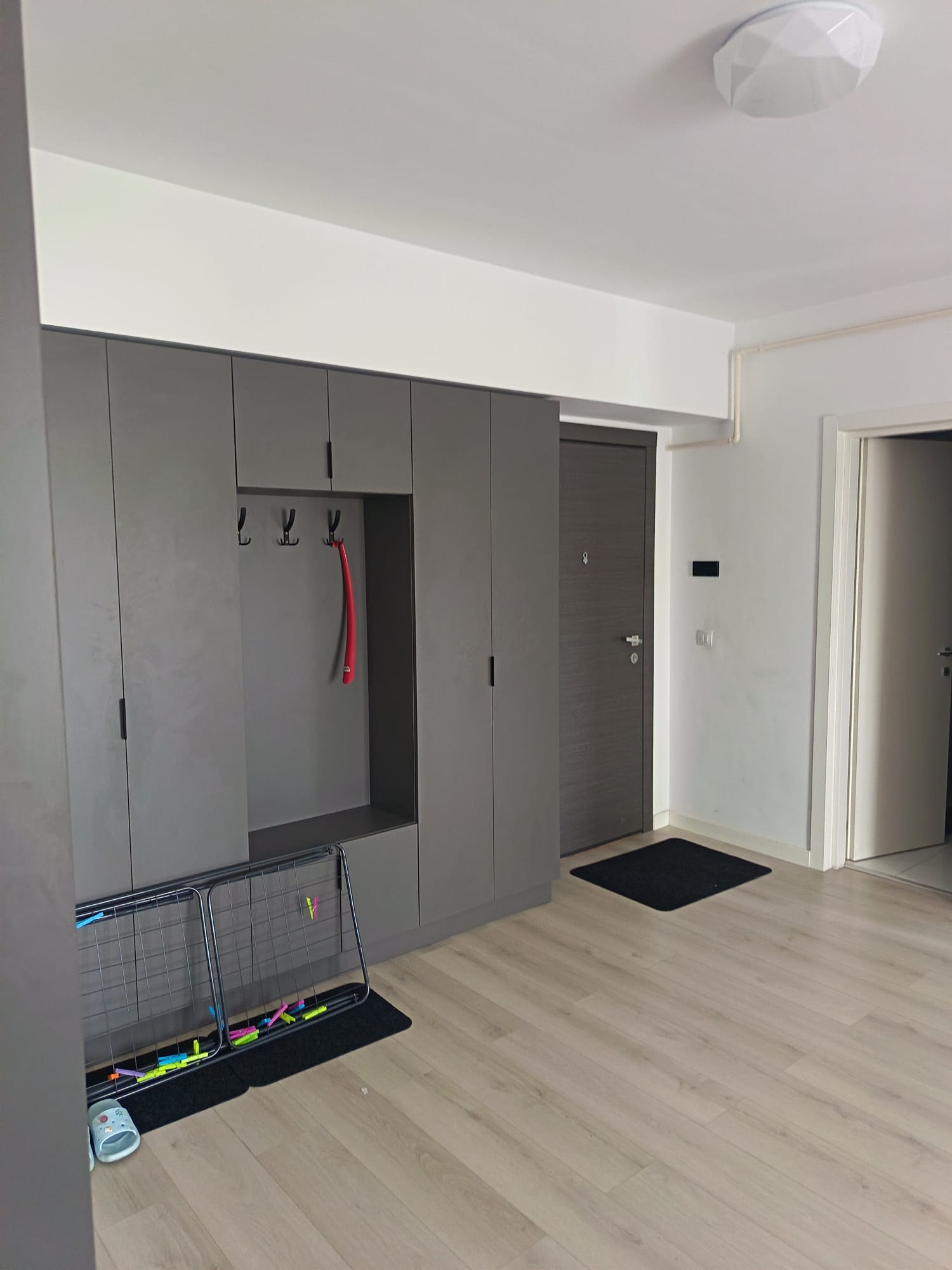 ÎNCHIRIEZ APARTAMENT CU O CAMERĂ - 50 mp - bloc nou - zona CONEST EVOLUTION