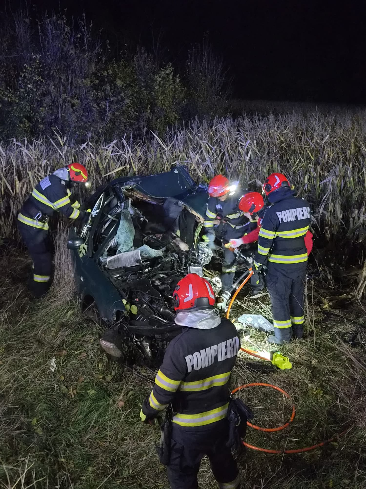 Tragedie cumplită în județul Iași! Doi șoferi au murit, iar o autoutilitară cu piese auto a fost mistuită de flăcări