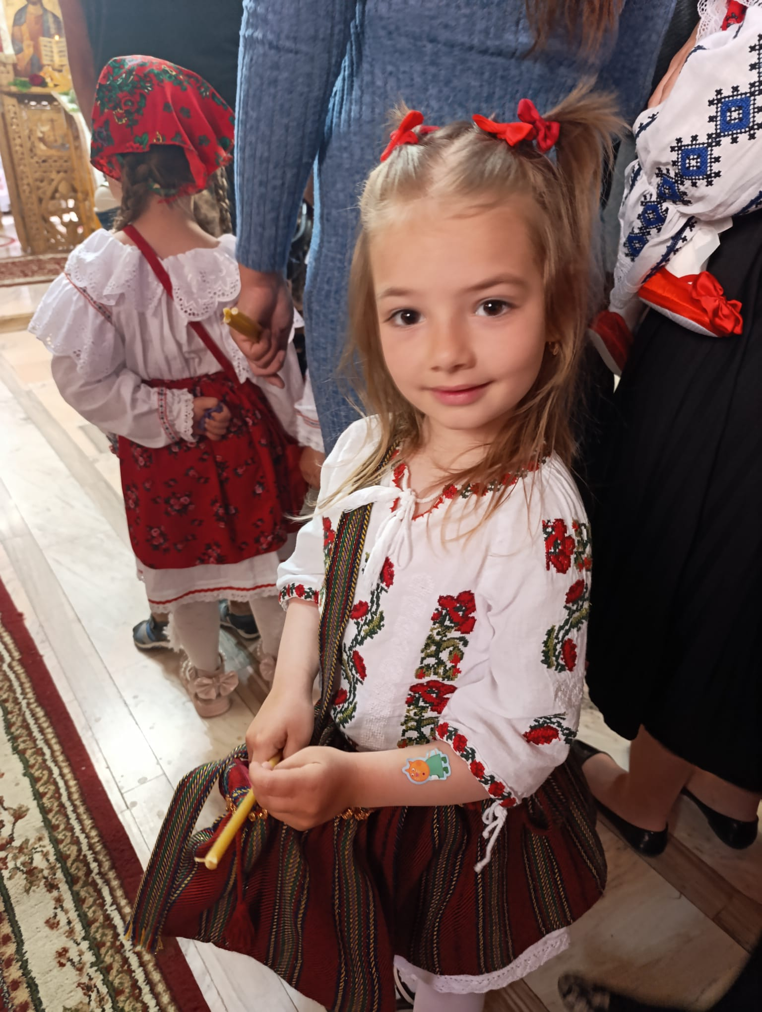 GALERIE FOTO -- Hram de Rusalii la Frenciugi. Copiii au primit parc de joacă lângă biserică