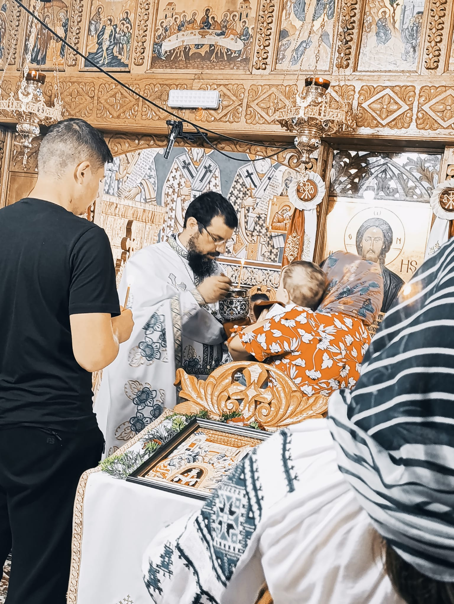 GALERIE FOTO -- Hram de Rusalii la Frenciugi. Copiii au primit parc de joacă lângă biserică