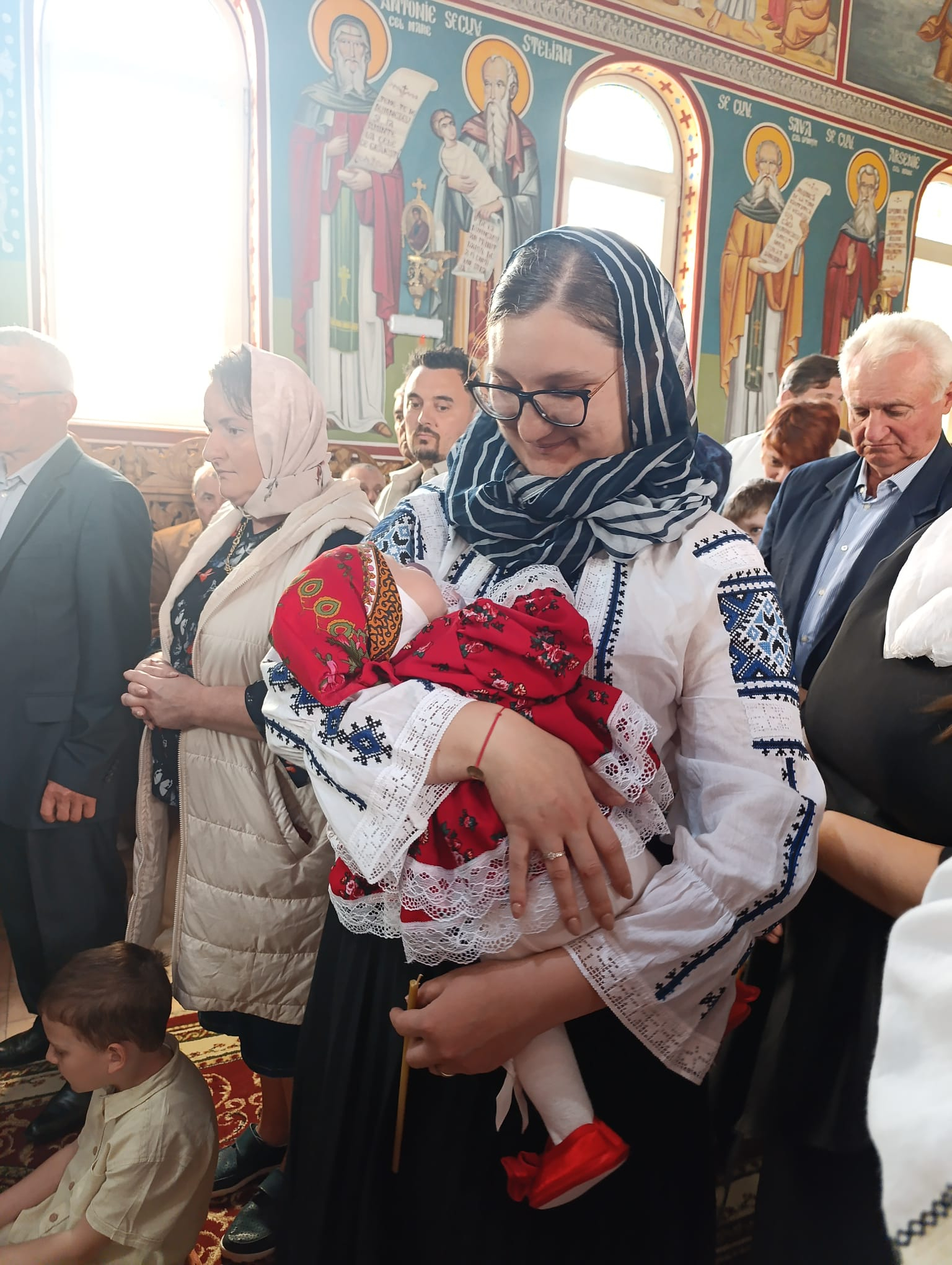 GALERIE FOTO -- Hram de Rusalii la Frenciugi. Copiii au primit parc de joacă lângă biserică