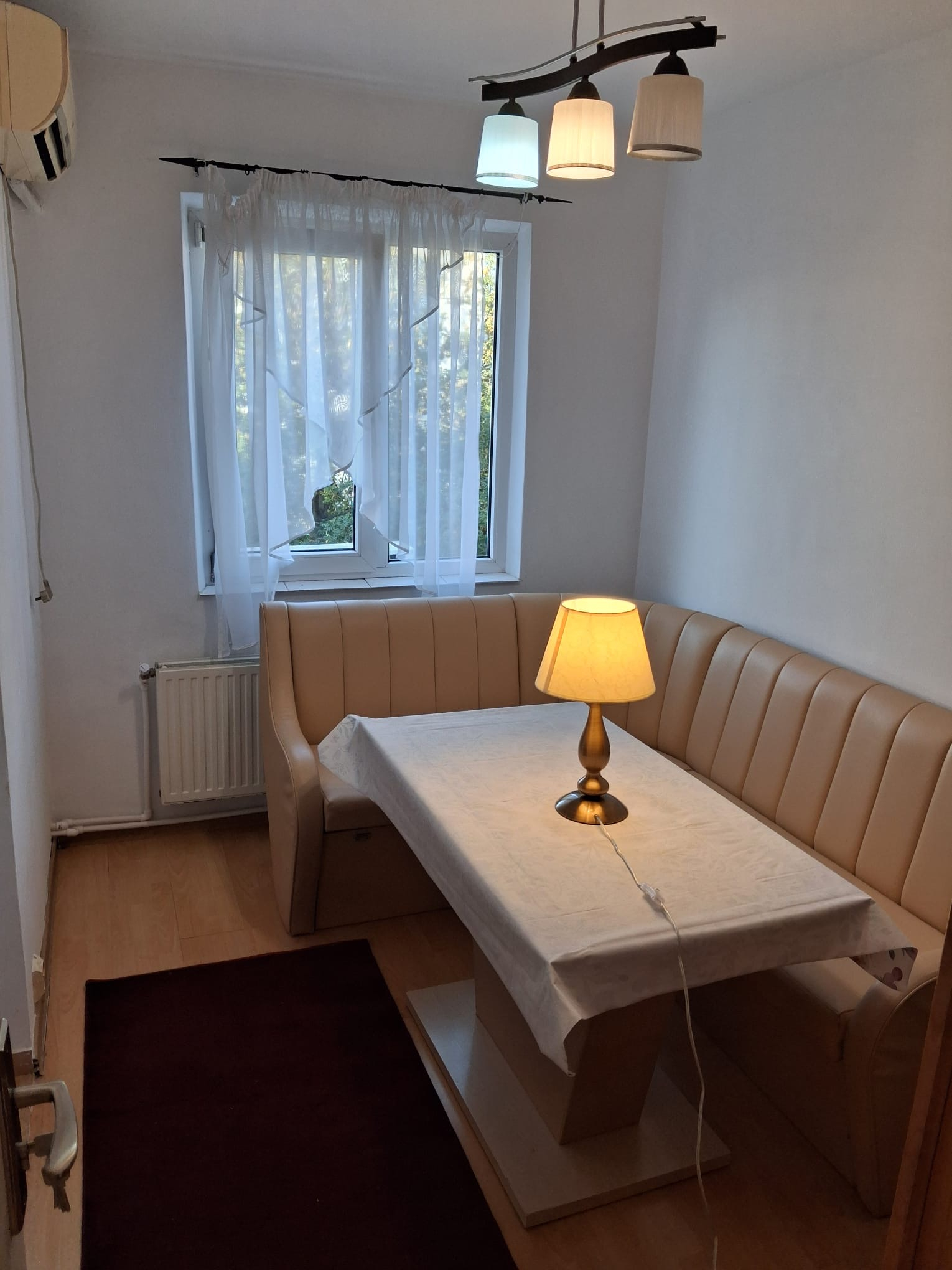 Închiriez apartament cu 3 camere zona Alexandru Cel Bun
