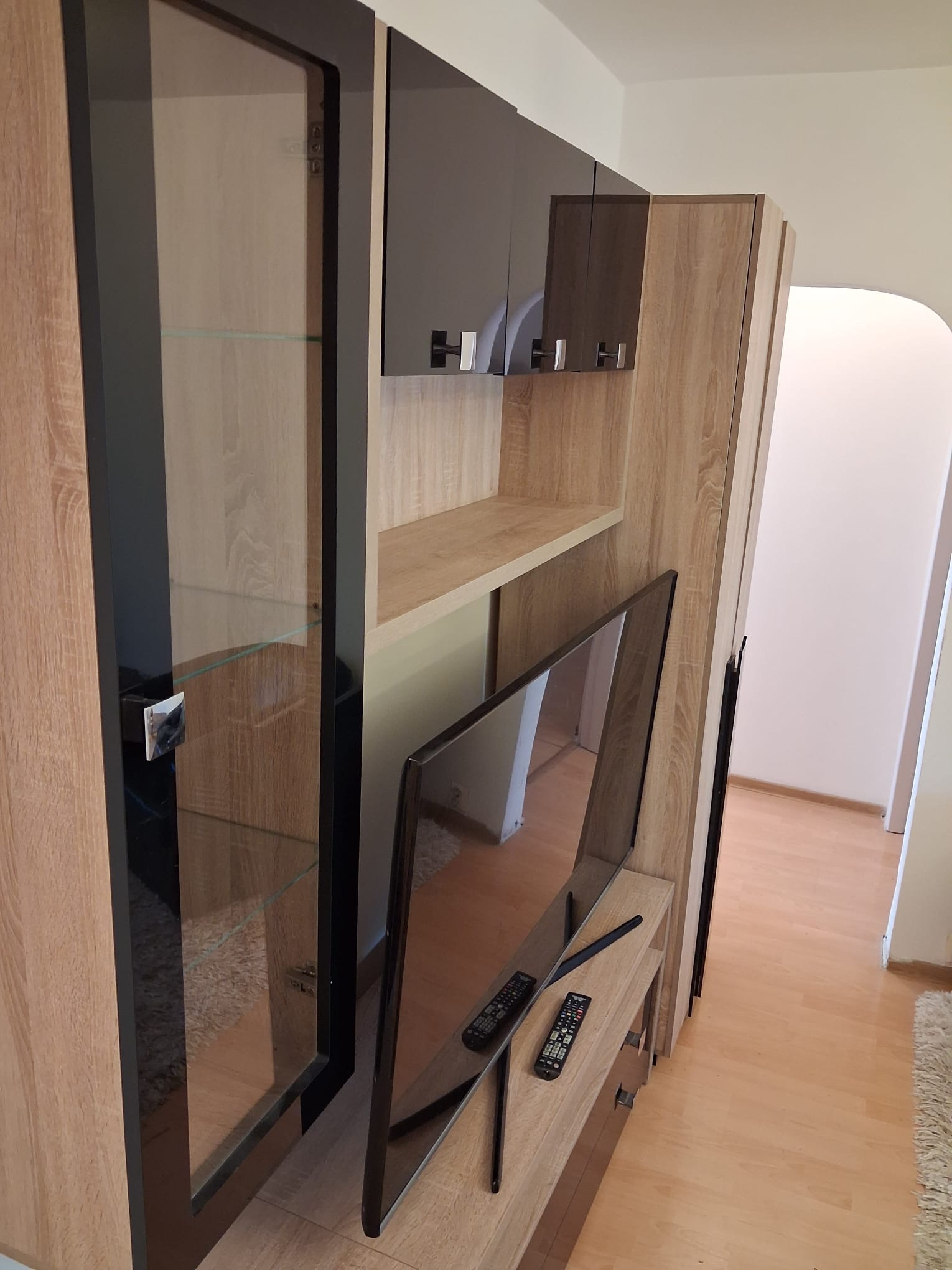 Închiriez apartament cu 3 camere zona Alexandru Cel Bun