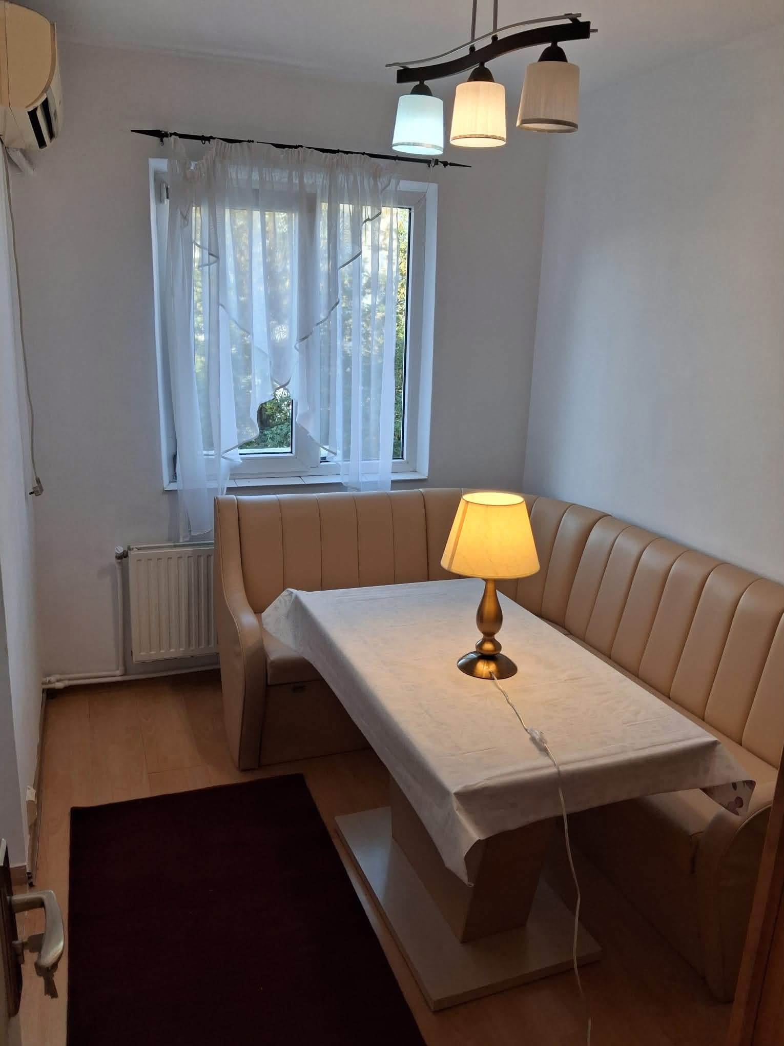 Apartament 3 camere de inchiriat-zona Alexandru Cel Bun 