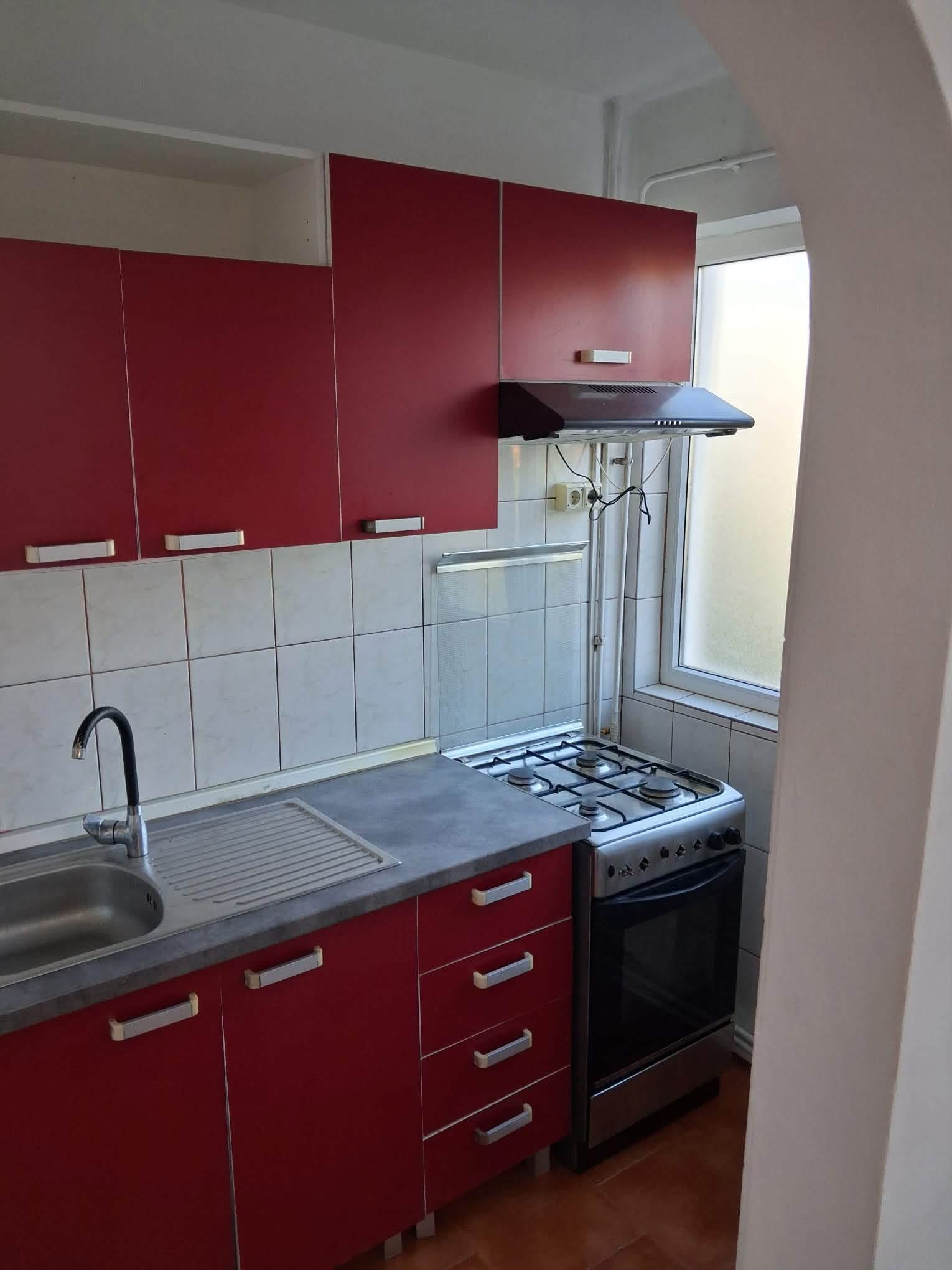 Apartament 3 camere de inchiriat-zona Alexandru Cel Bun 