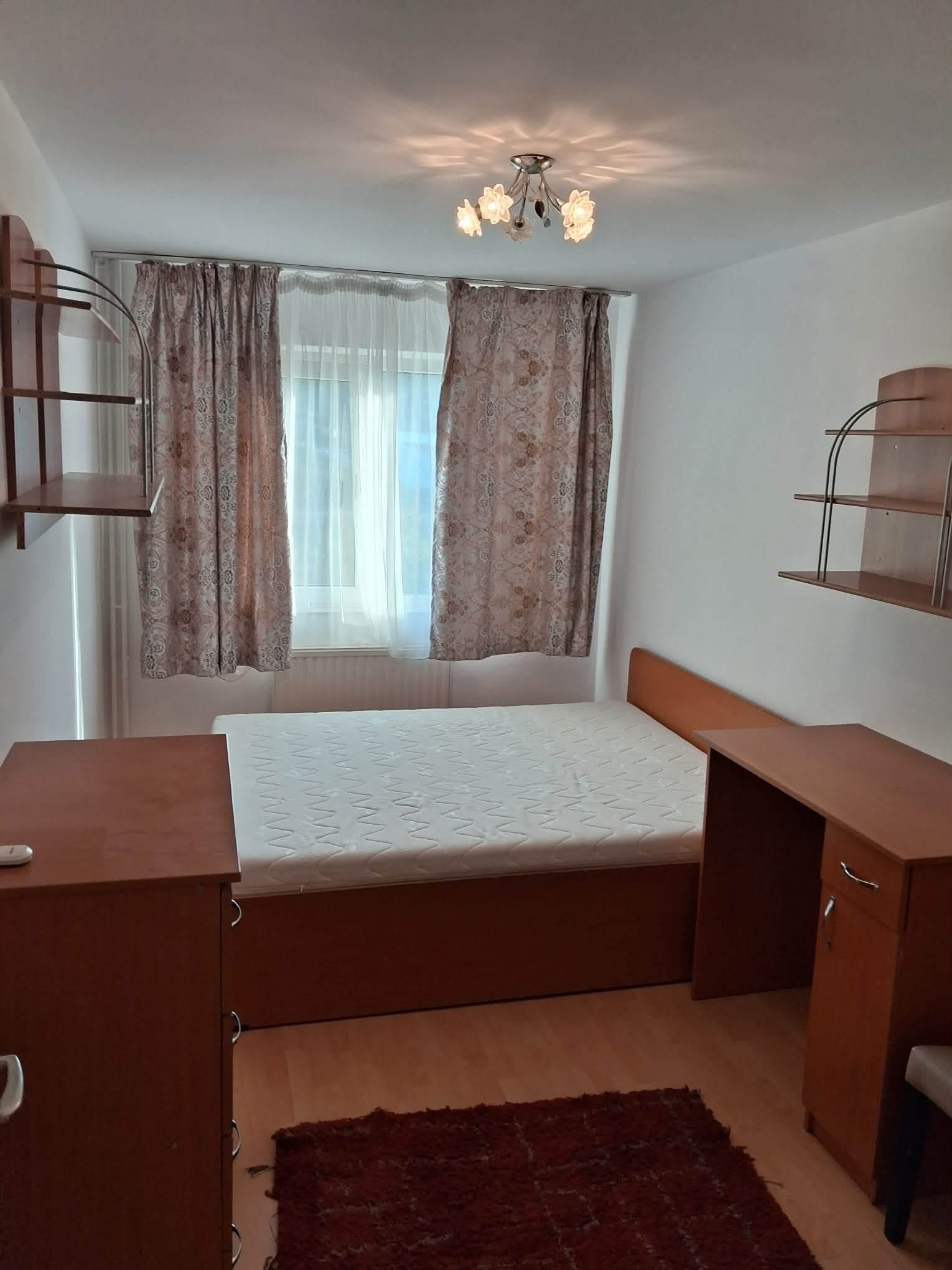 Apartament 3 camere de inchiriat-zona Alexandru Cel Bun 