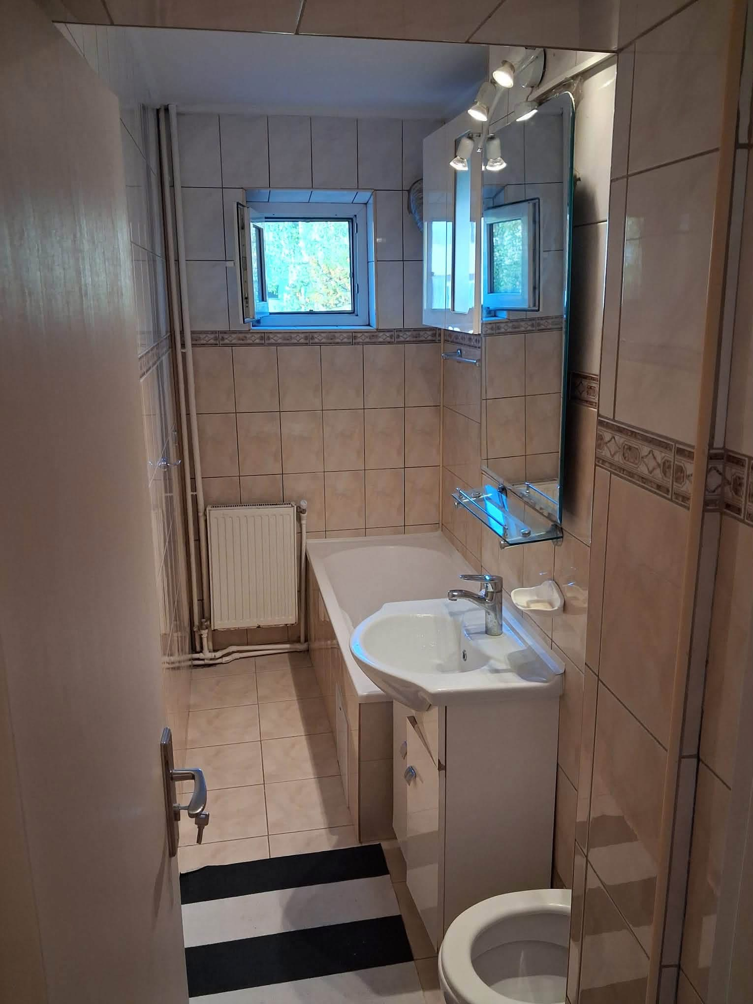 Apartament 3 camere de inchiriat-zona Alexandru Cel Bun 