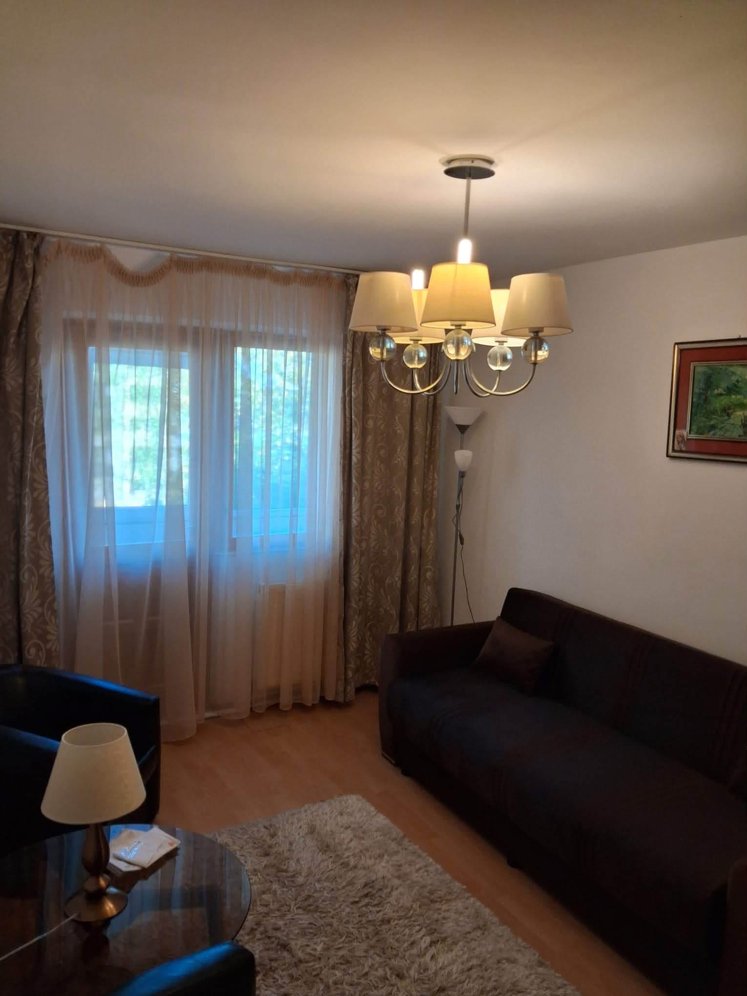 Apartament 3 camere de inchiriat-zona Alexandru Cel Bun 