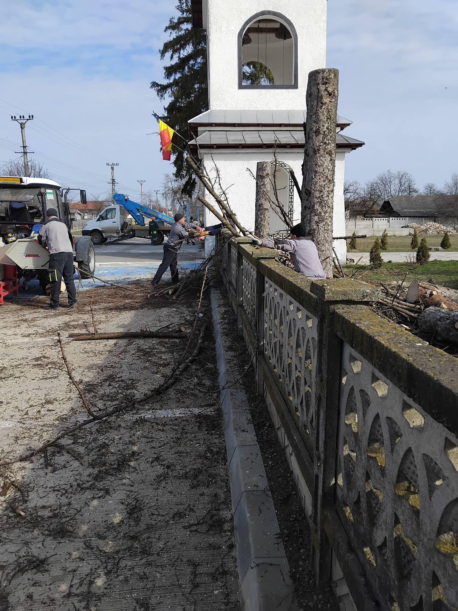 Sătenii din Ruginoasa, rugați să-și adune gunoaiele din curți