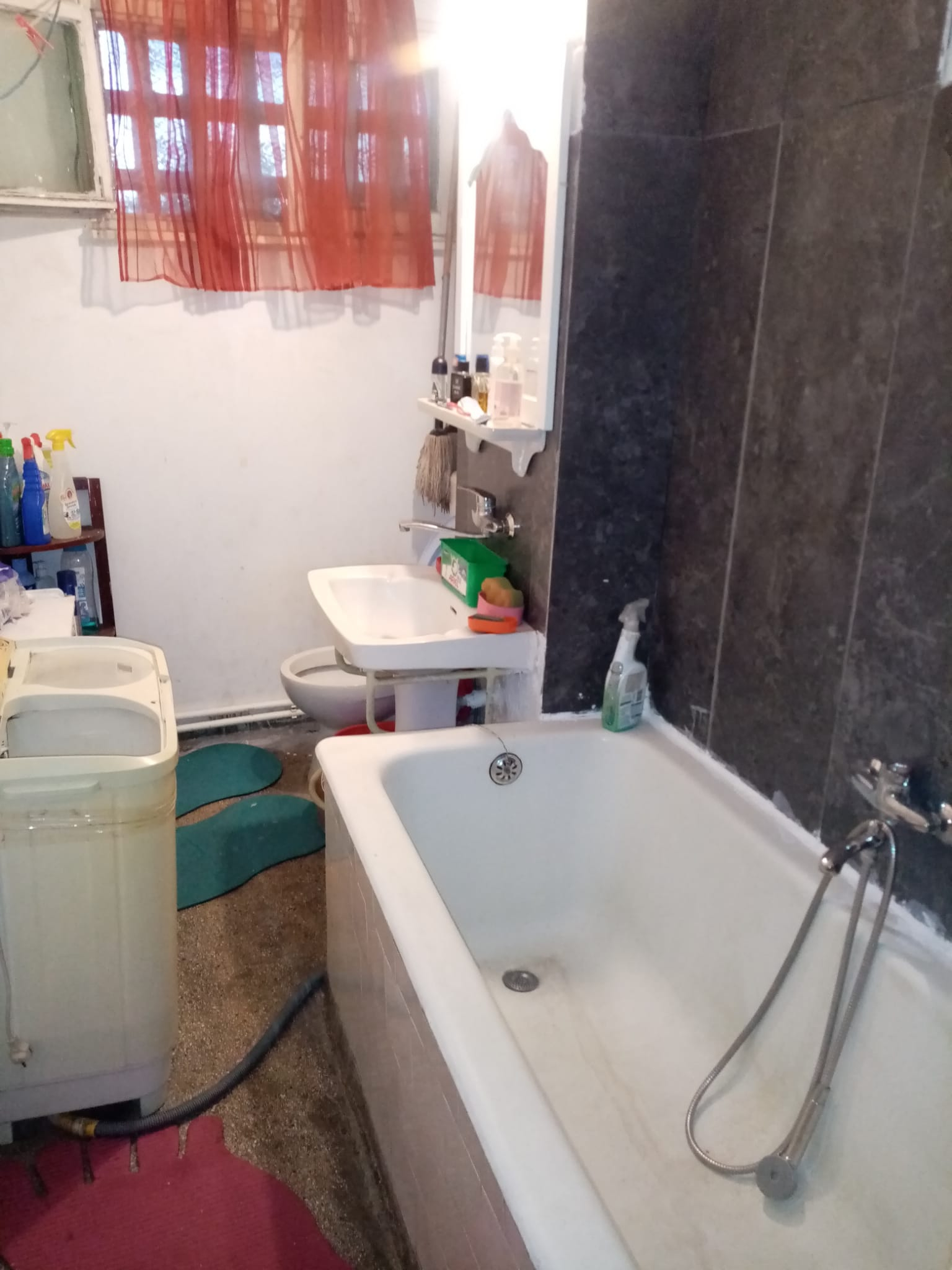 Podu Ros, proprietar închiriez 1 cameră decomandată 12 mp 