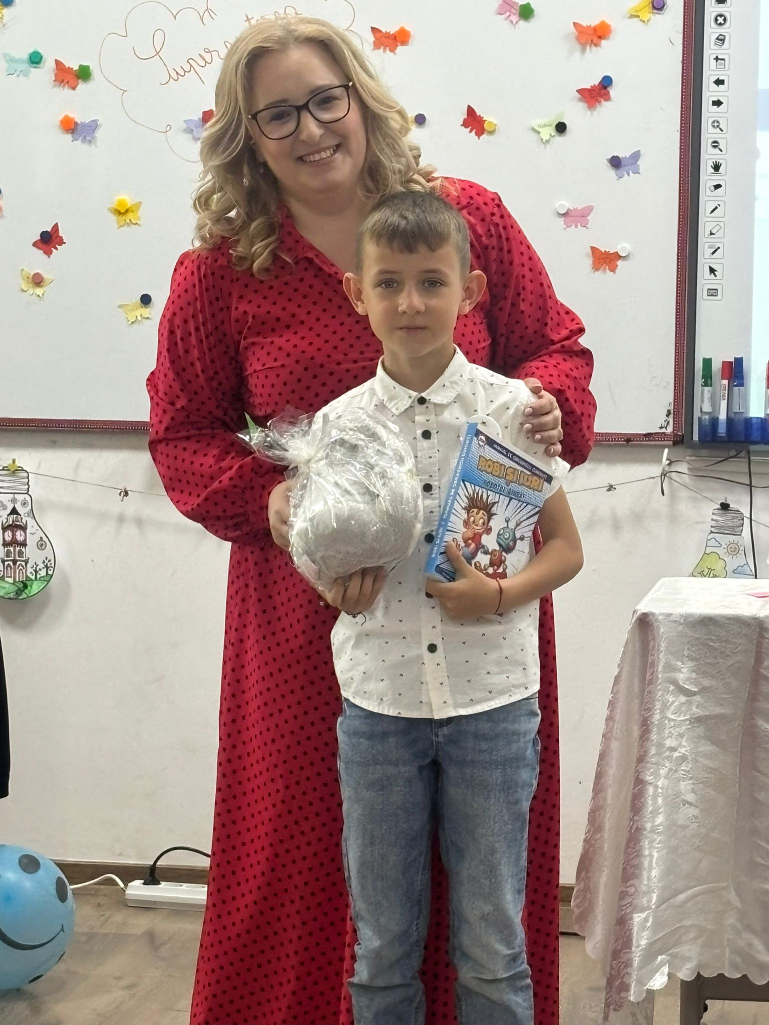 GALERIE FOTO -- Mii de bucurii la final de an pentru copiii din Erbiceni