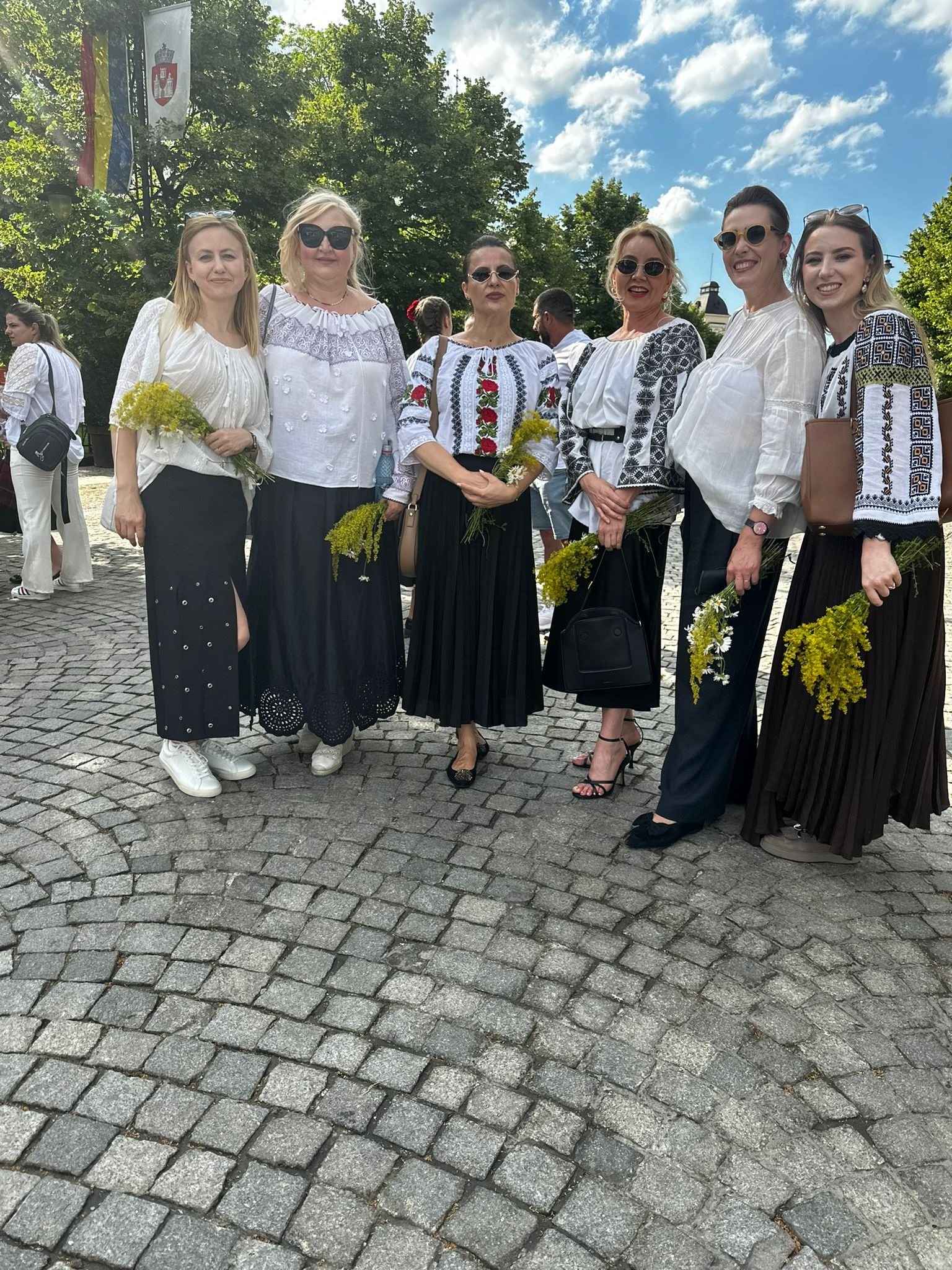 GALERIE FOTO -- De Sânziene, ia a fost purtată prin inima Iașului