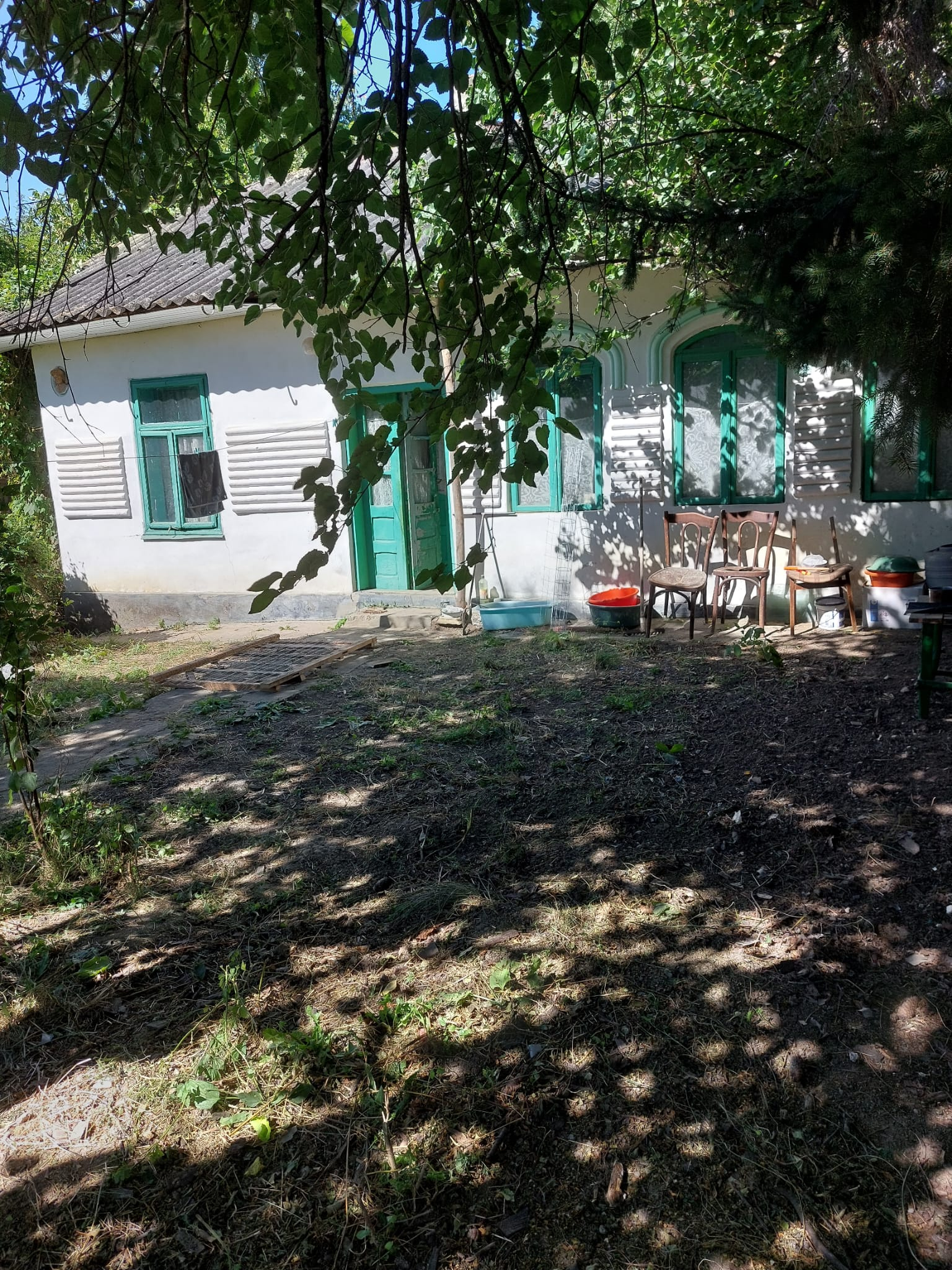 In oras Harlau  , Jud Iasi vand  3890 mp teren intravilan cu casa batraneasca 90 mp intabulata si racordata la energie electrica 