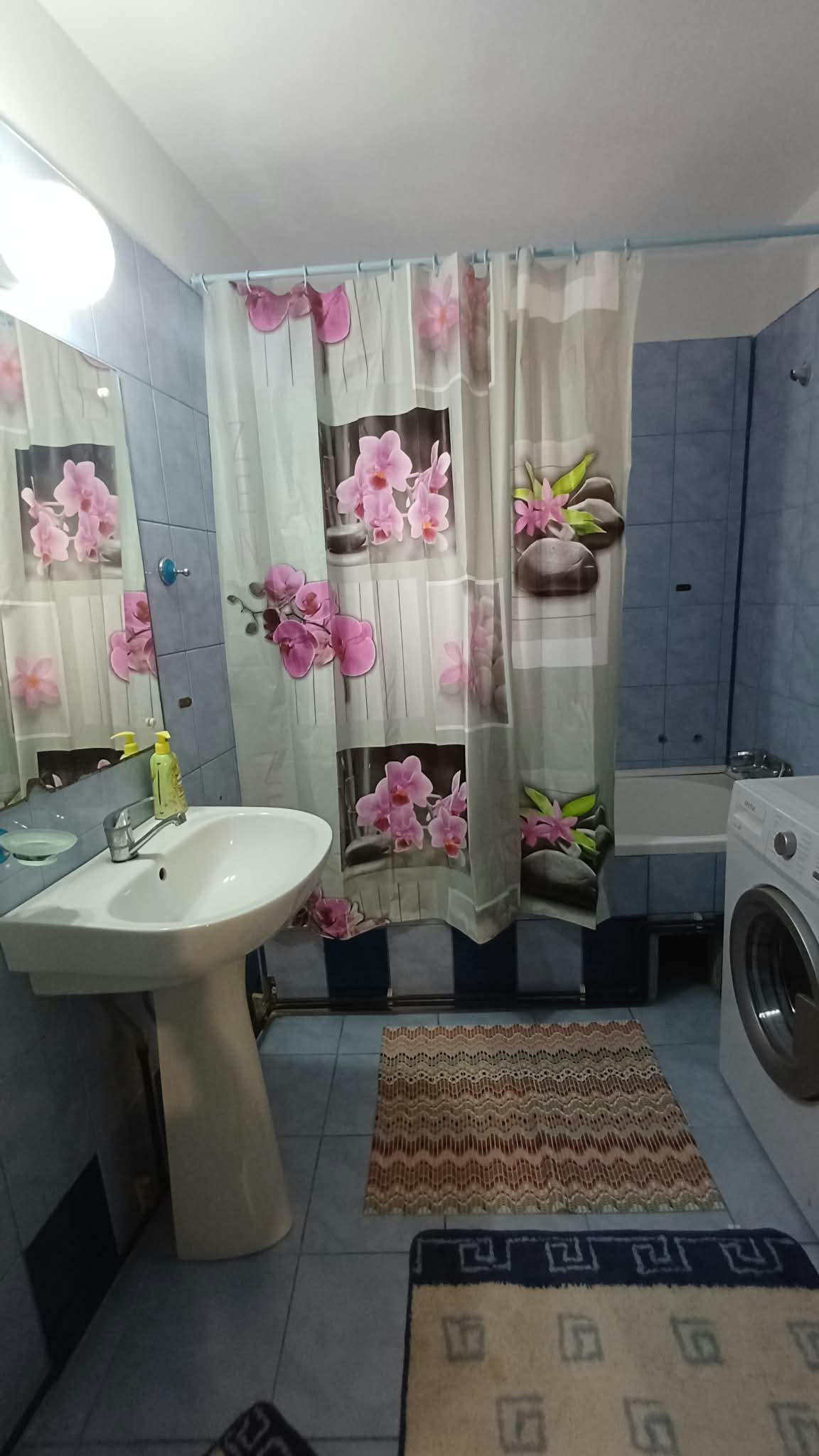 Inchiriez apartament central, la casa