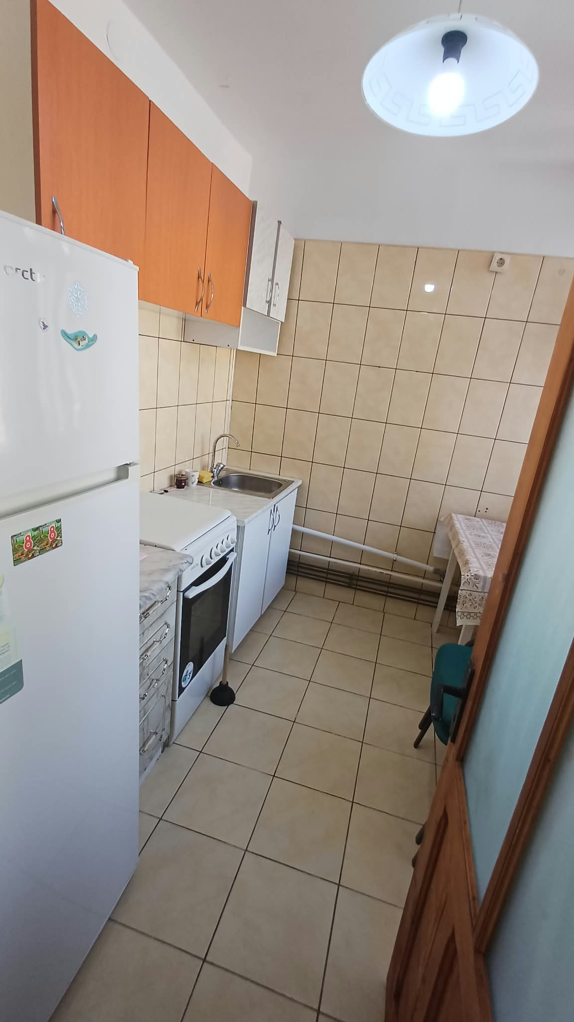 Inchiriez apartament central, la casa