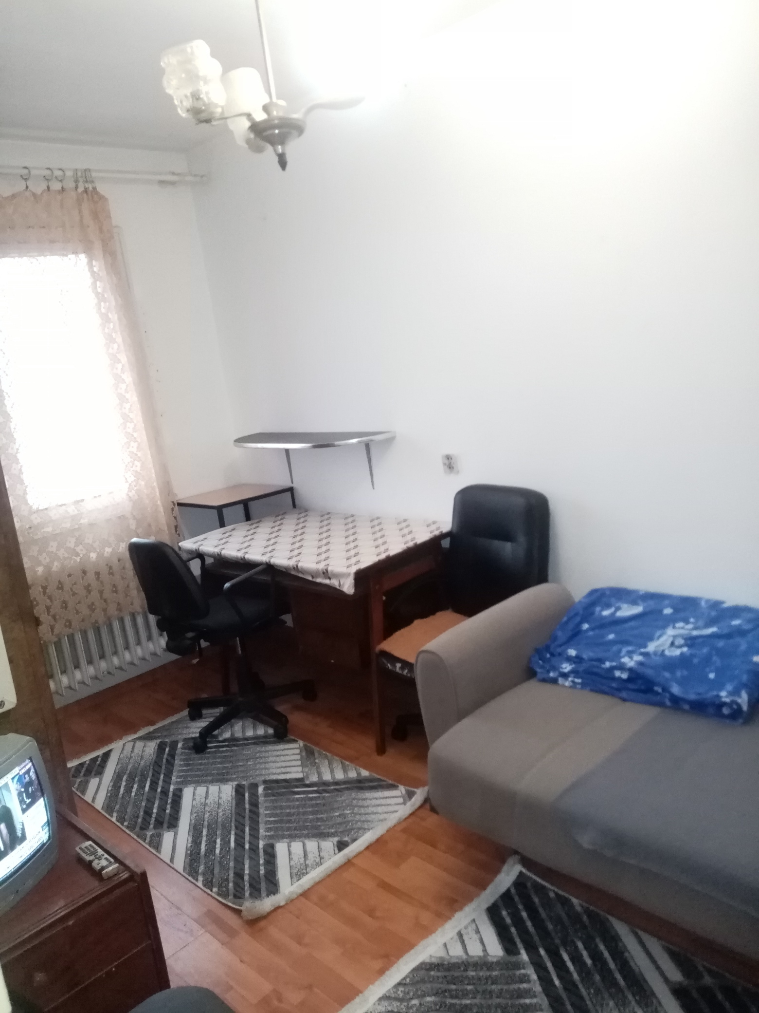 Podu Ros, proprietar închiriez 1 cameră decomandată 12mp