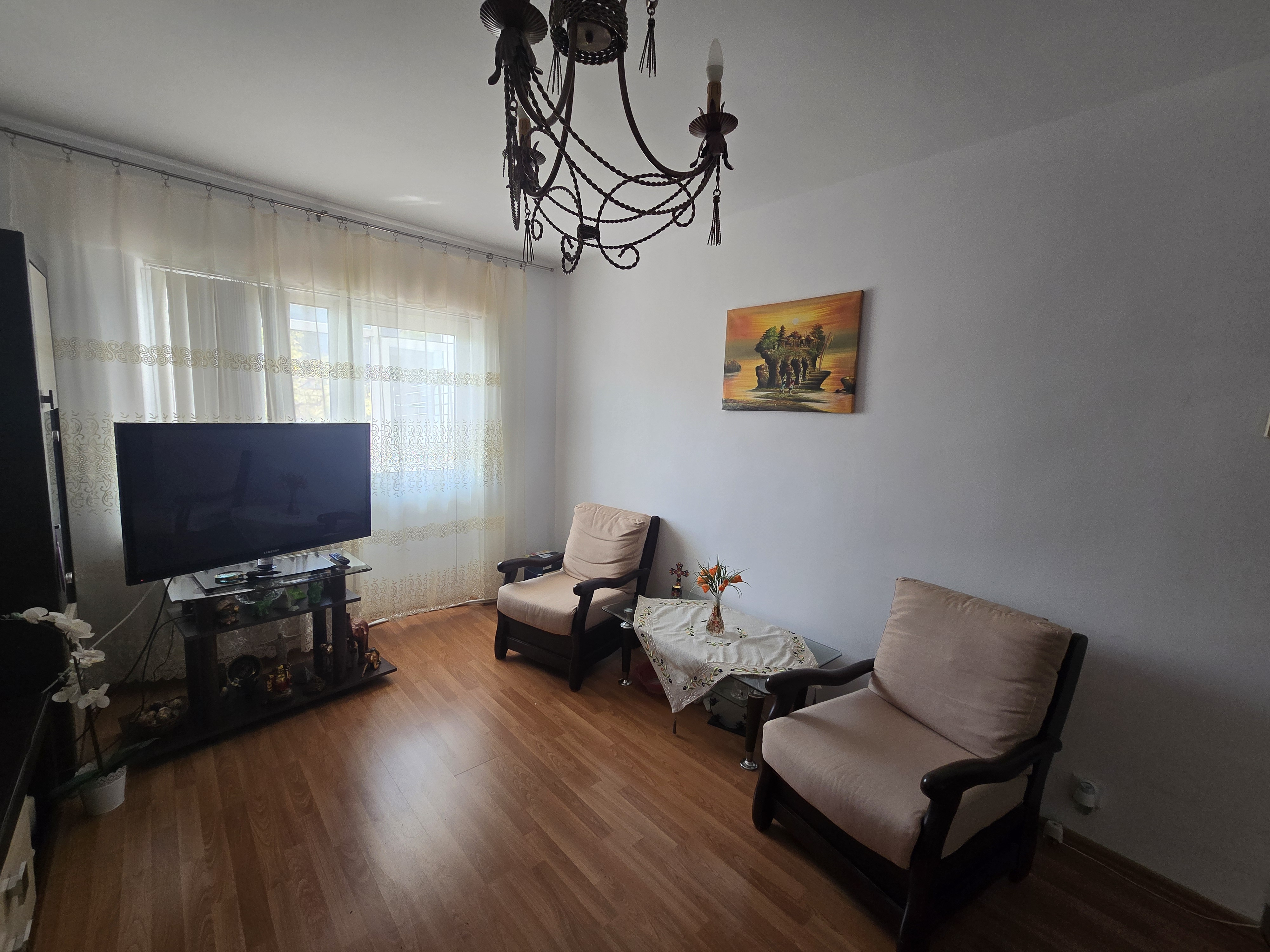 Vând ap 3 camere centru