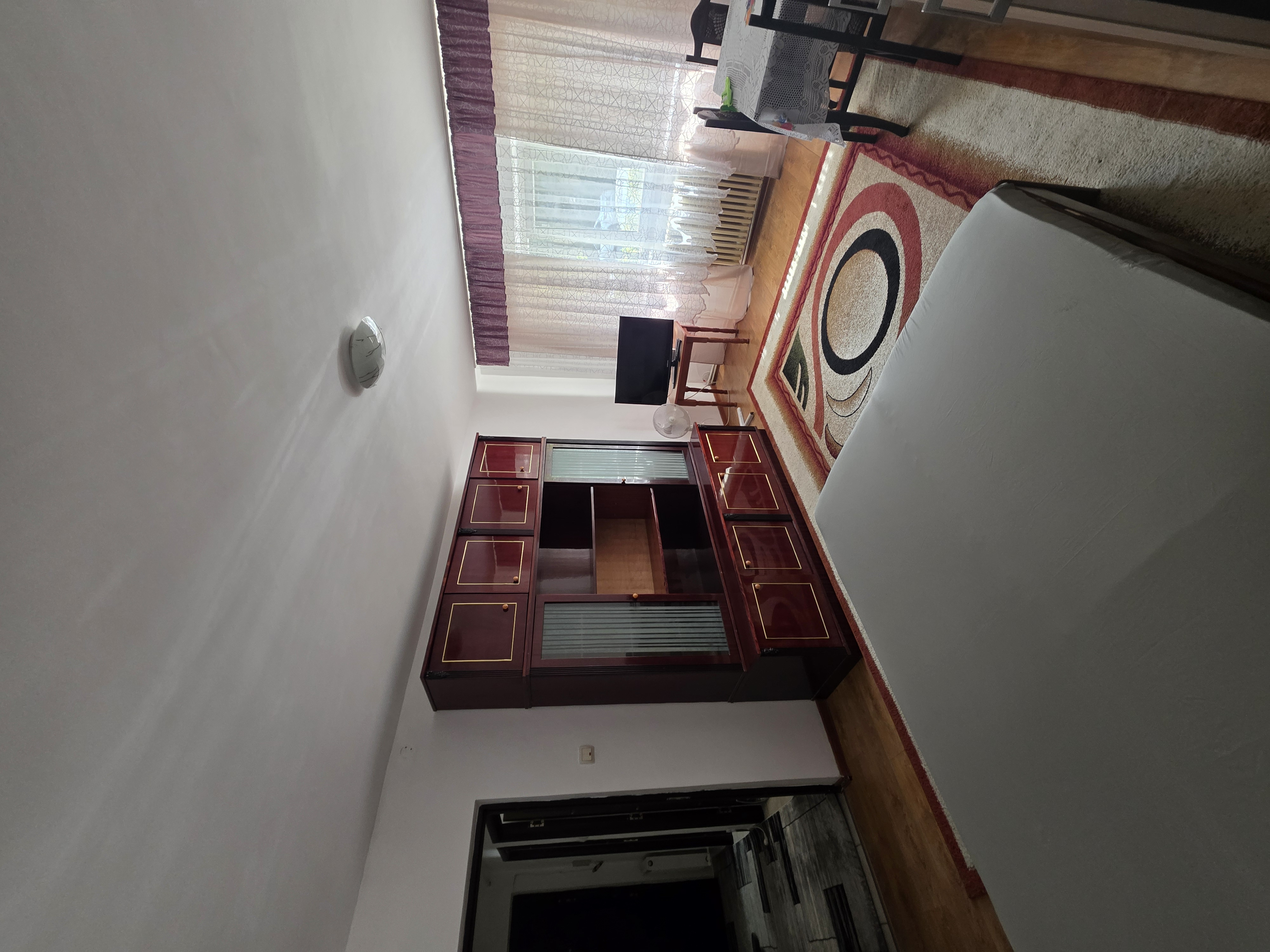 Persoană fizică închiriez apartament cu o cameră decomandat 