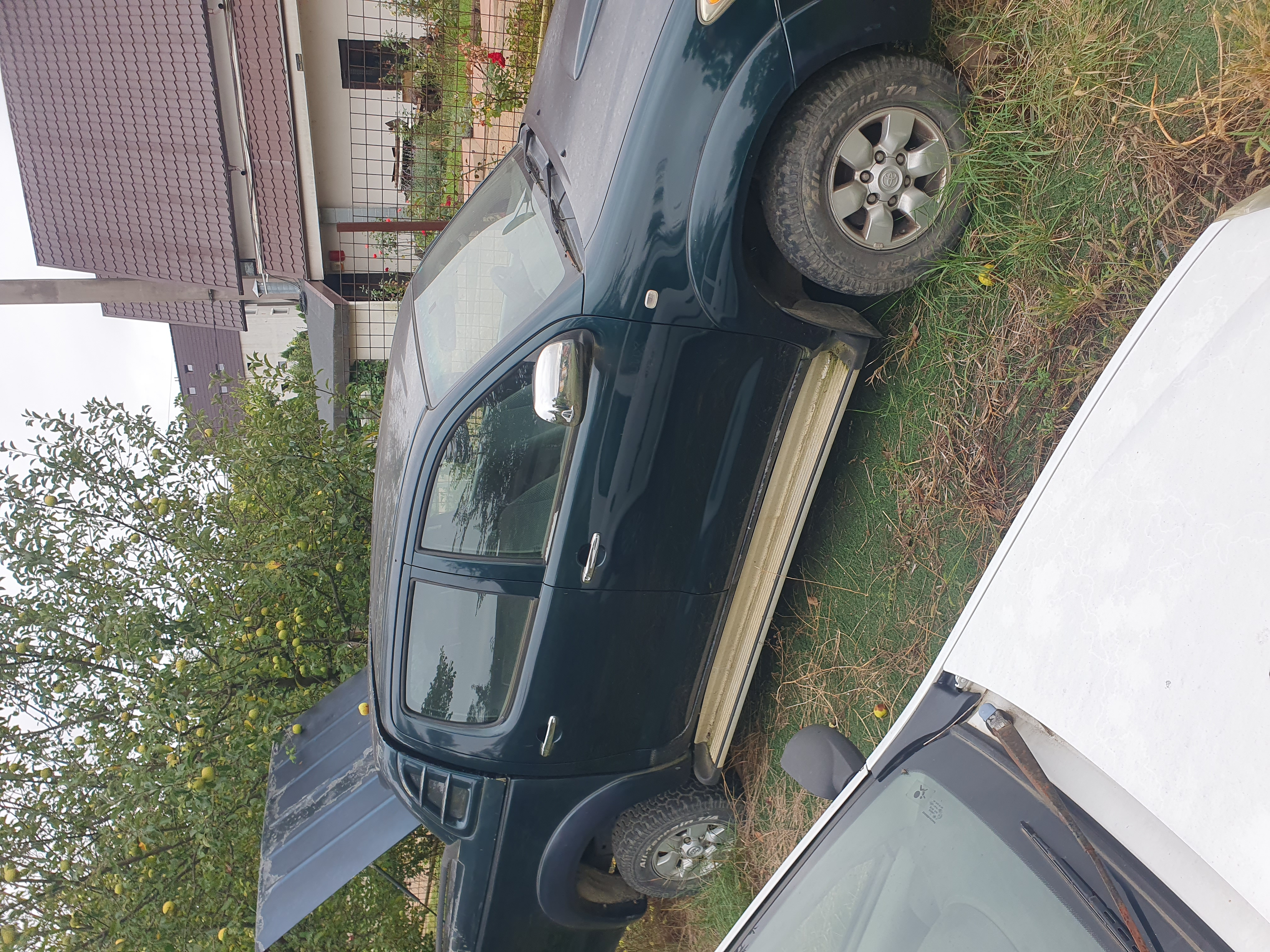 Vând Toyota Hilux și Logan