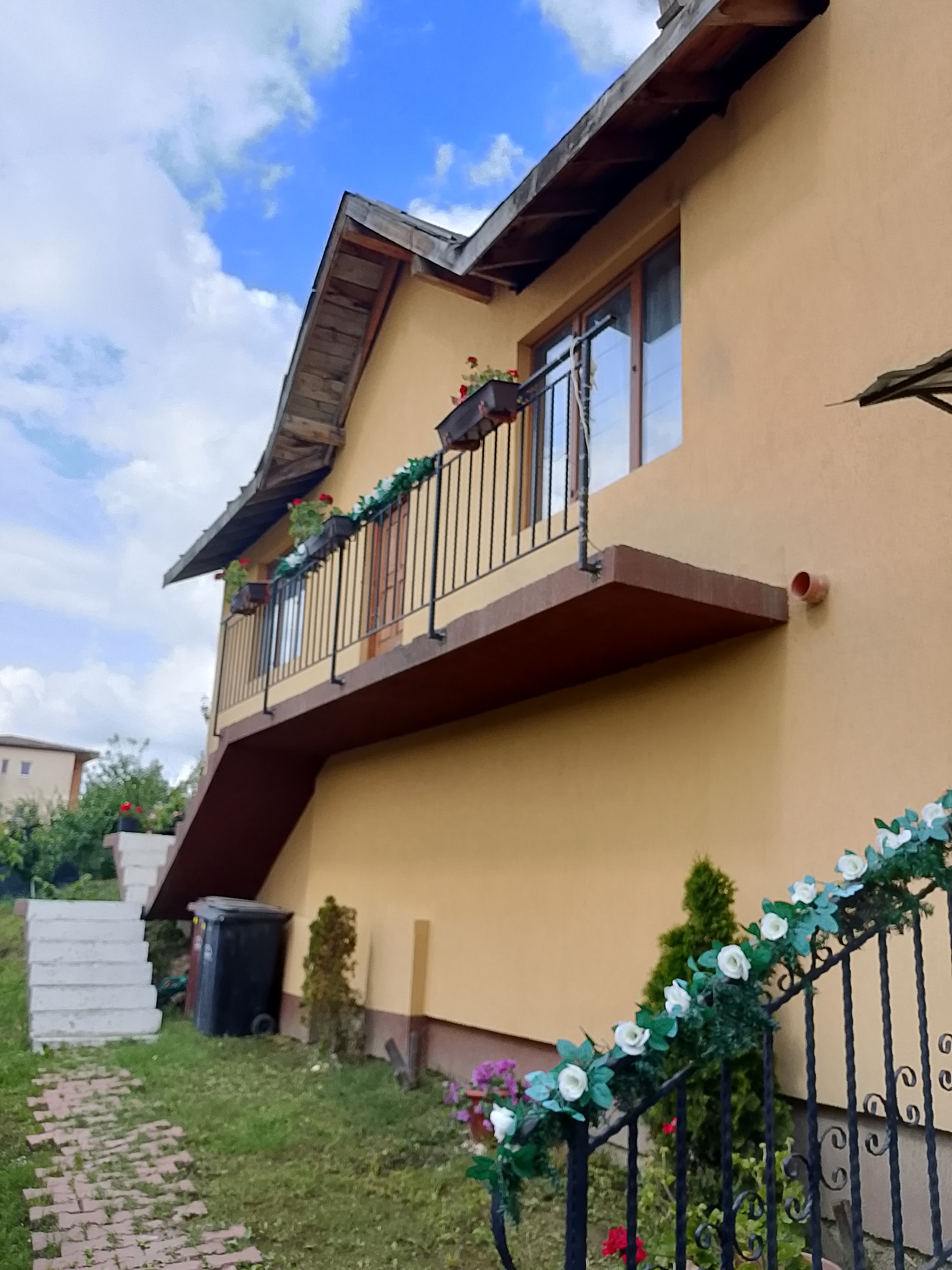 Persoană fizică vând o jumătate de duplex in Iași 