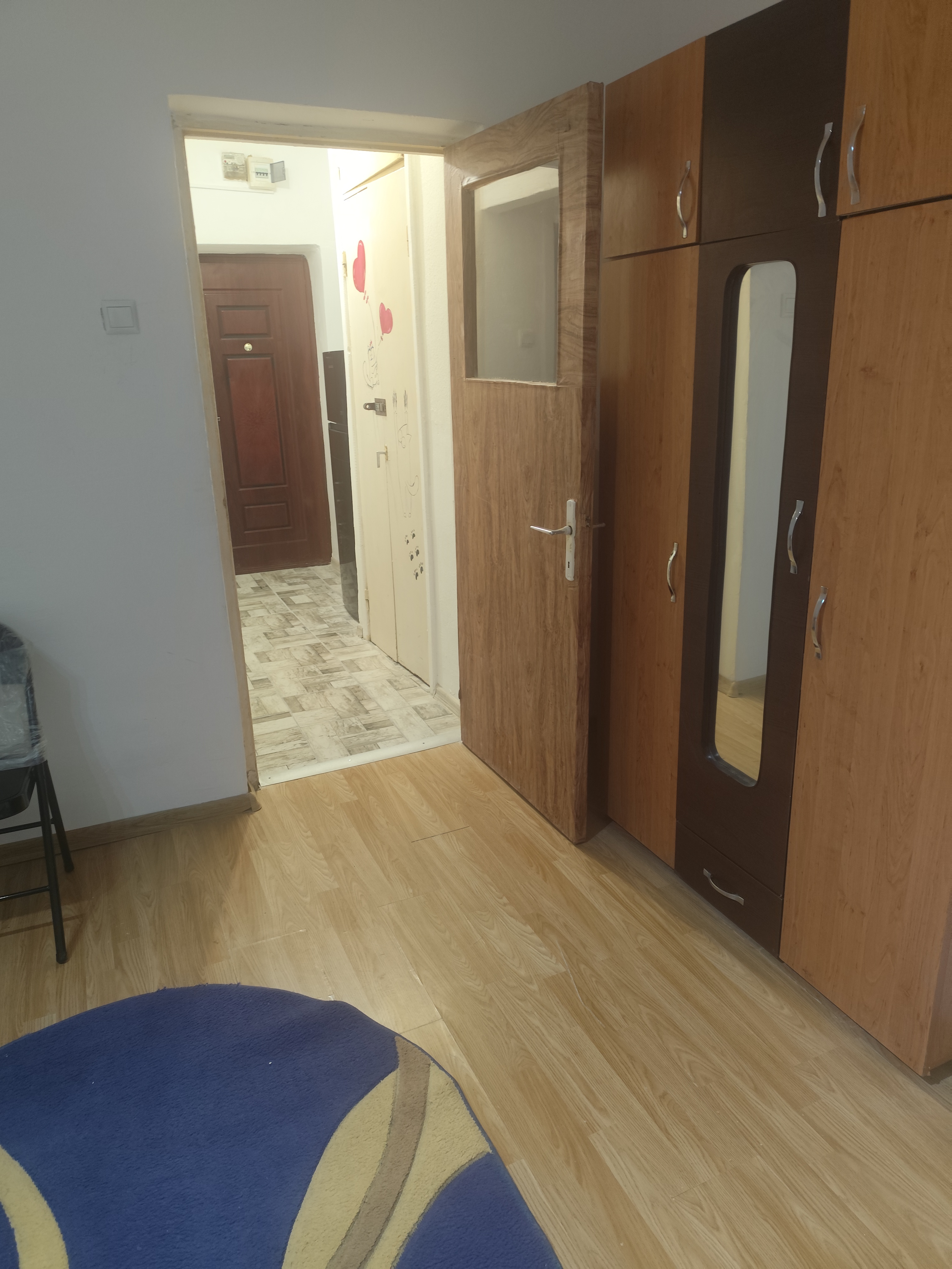 Închiriez apartament cu o camera 