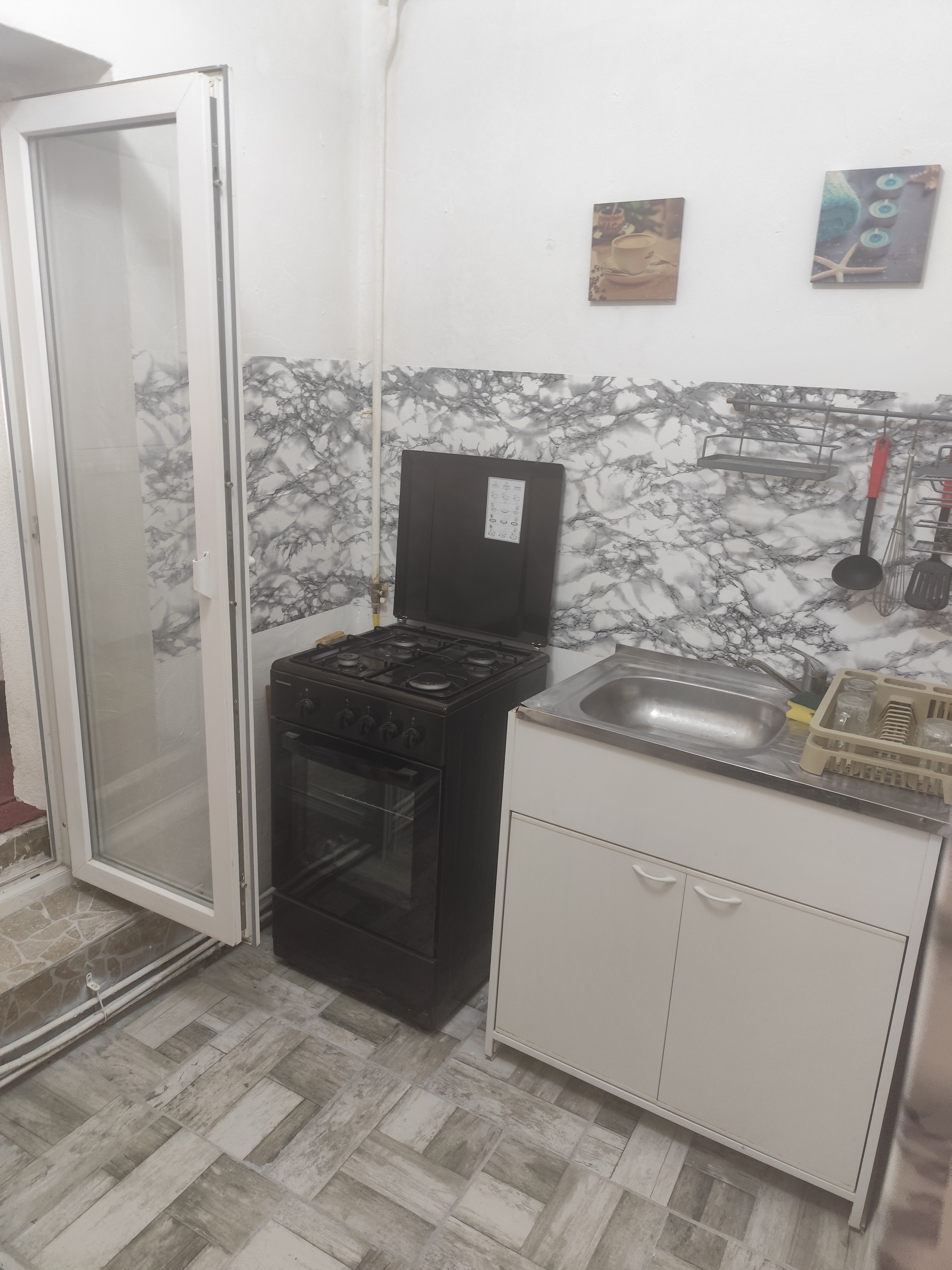 Închiriez apartament cu o camera 
