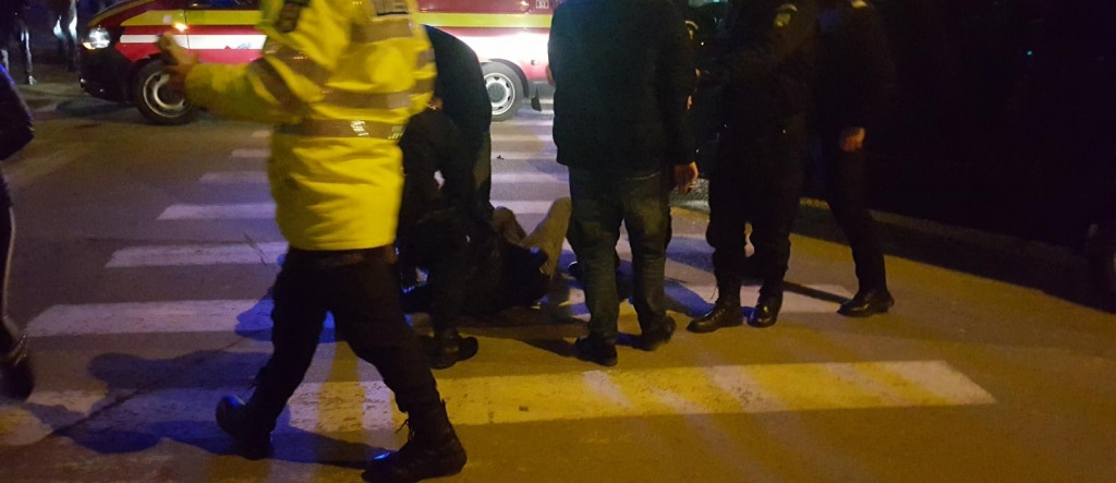 FOTO: Mascaţii au intervenit pentru a aplana o bătaie între doi şoferi implicaţi într-un accident rutier