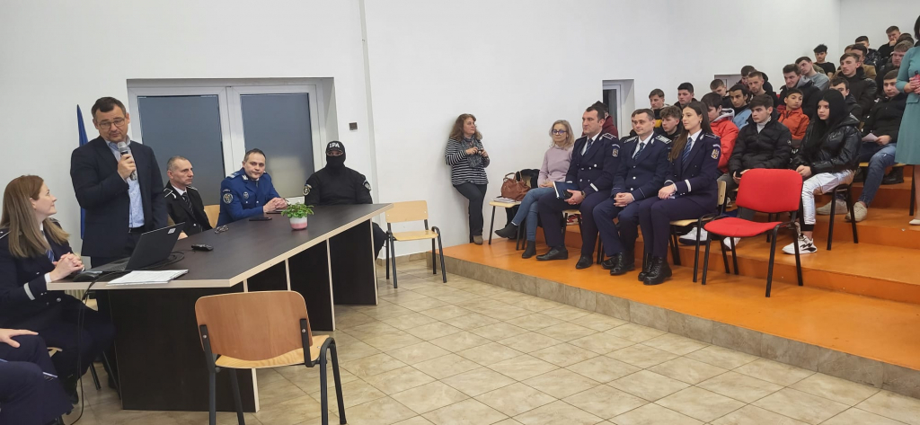 POLIȚIȘTII BIROULUI DE SIGURANȚĂ ȘCOLARĂ ALĂTURI DE ELEVI, DE ZIUA INTERNAŢIONALĂ PENTRU NONVIOLENŢĂ ÎN ȘCOALĂ