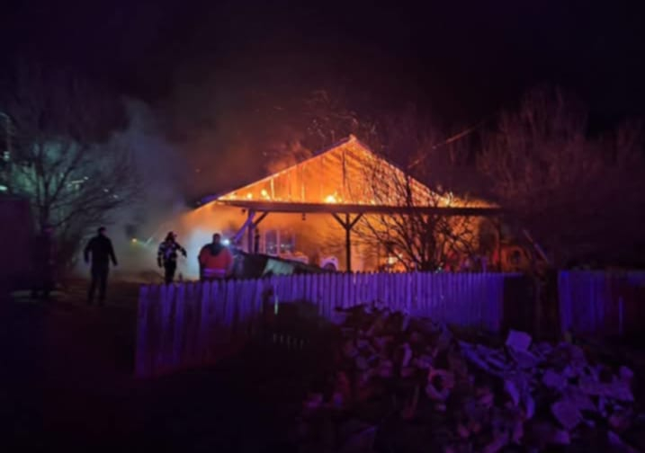 Crăciun în flăcări la Iași. O familie tânără din Vulturi a rămas la mâna gerului
