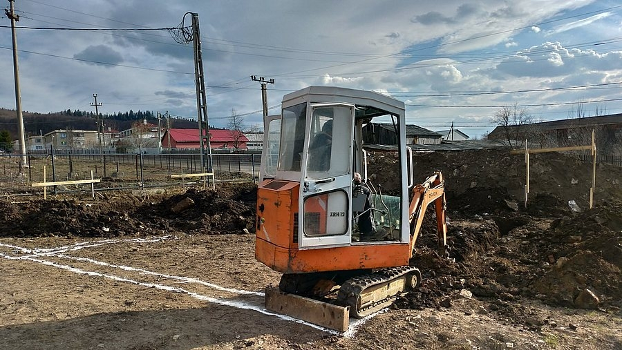 Americanii construiesc case la Moineşti